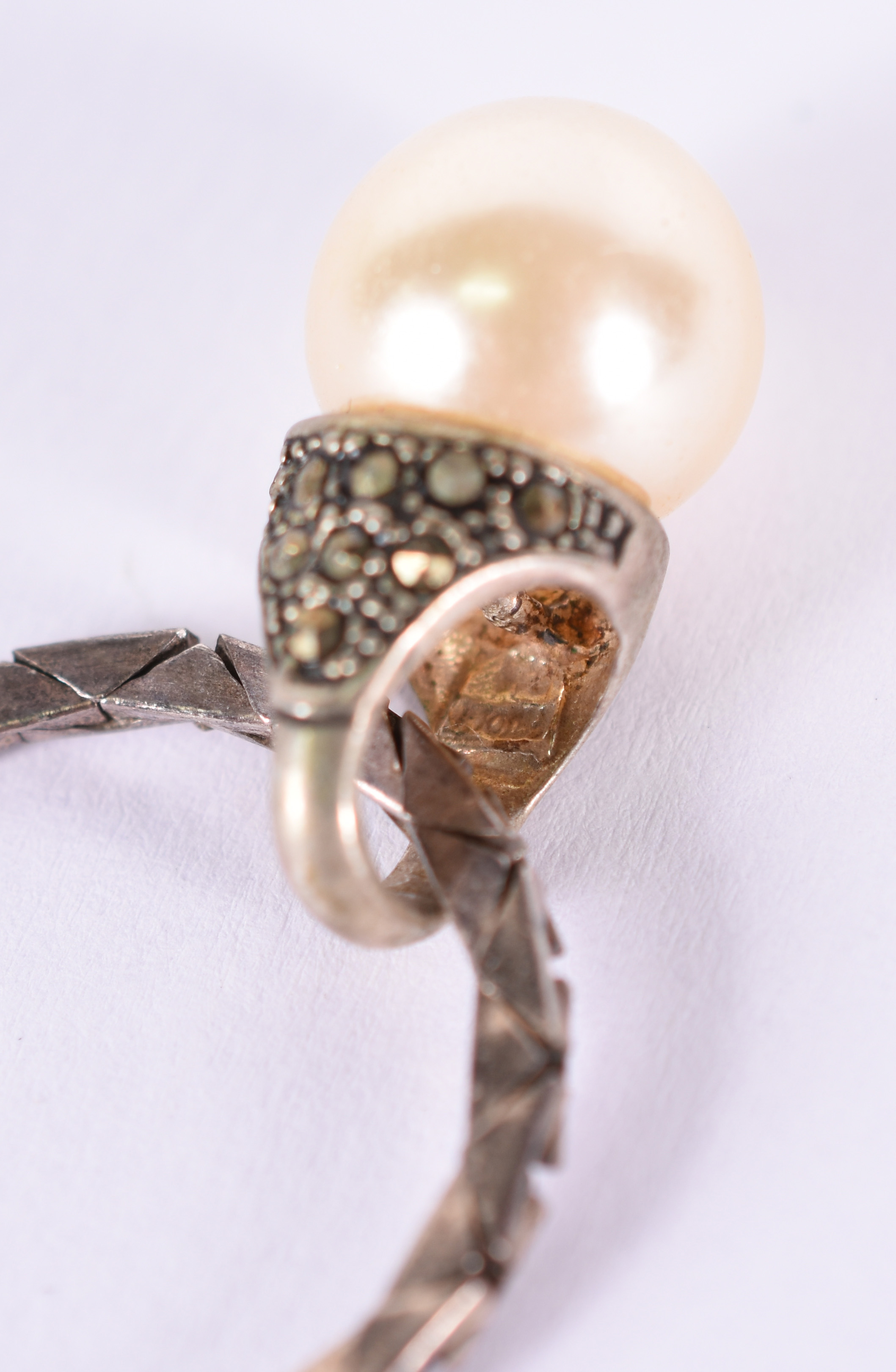 Conjunto com pingente e par de brincos de prata com detalhes em pedra... - foto 6 de 6