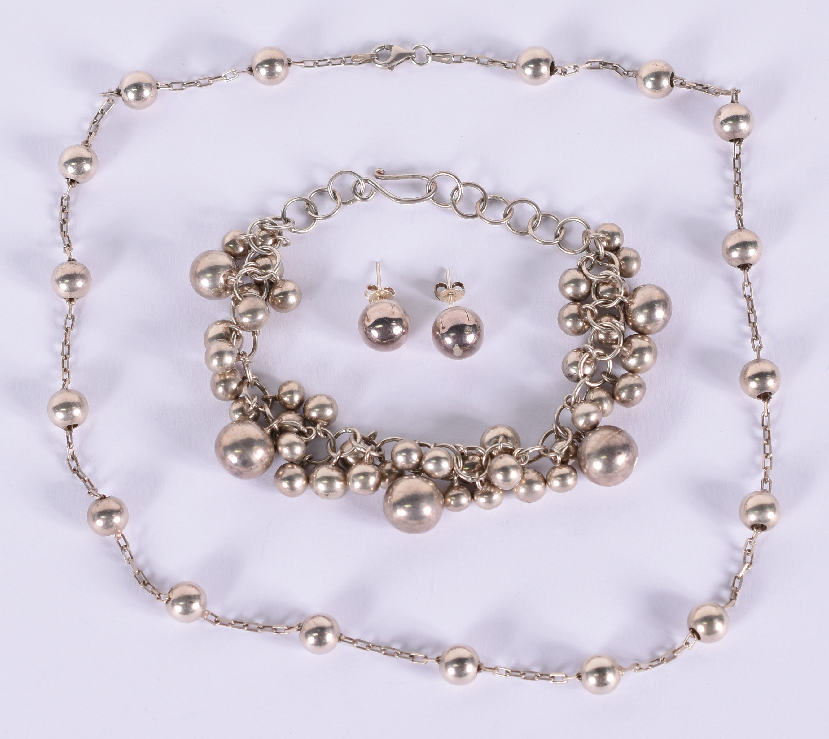 Conjunto de pulseira , cordão e par de brincos com bolinhas de prata... - foto 1 de 3