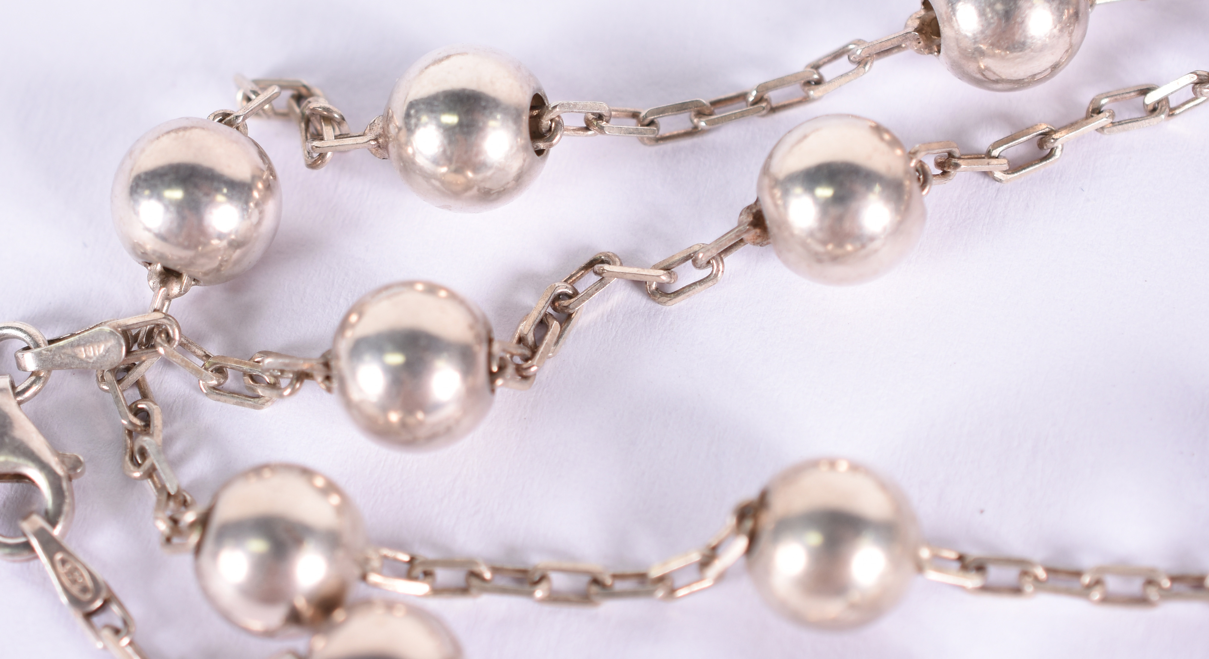 Conjunto de pulseira , cordão e par de brincos com bolinhas de prata... - foto 2 de 3