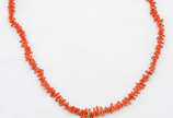 Colar em coral vermelho italiano, ao centro cam... - Colar em coral vermelho italiano, ao centro camafeu também em coral. Fecho e alça em ouro 18k - Comprimento 55 cm.