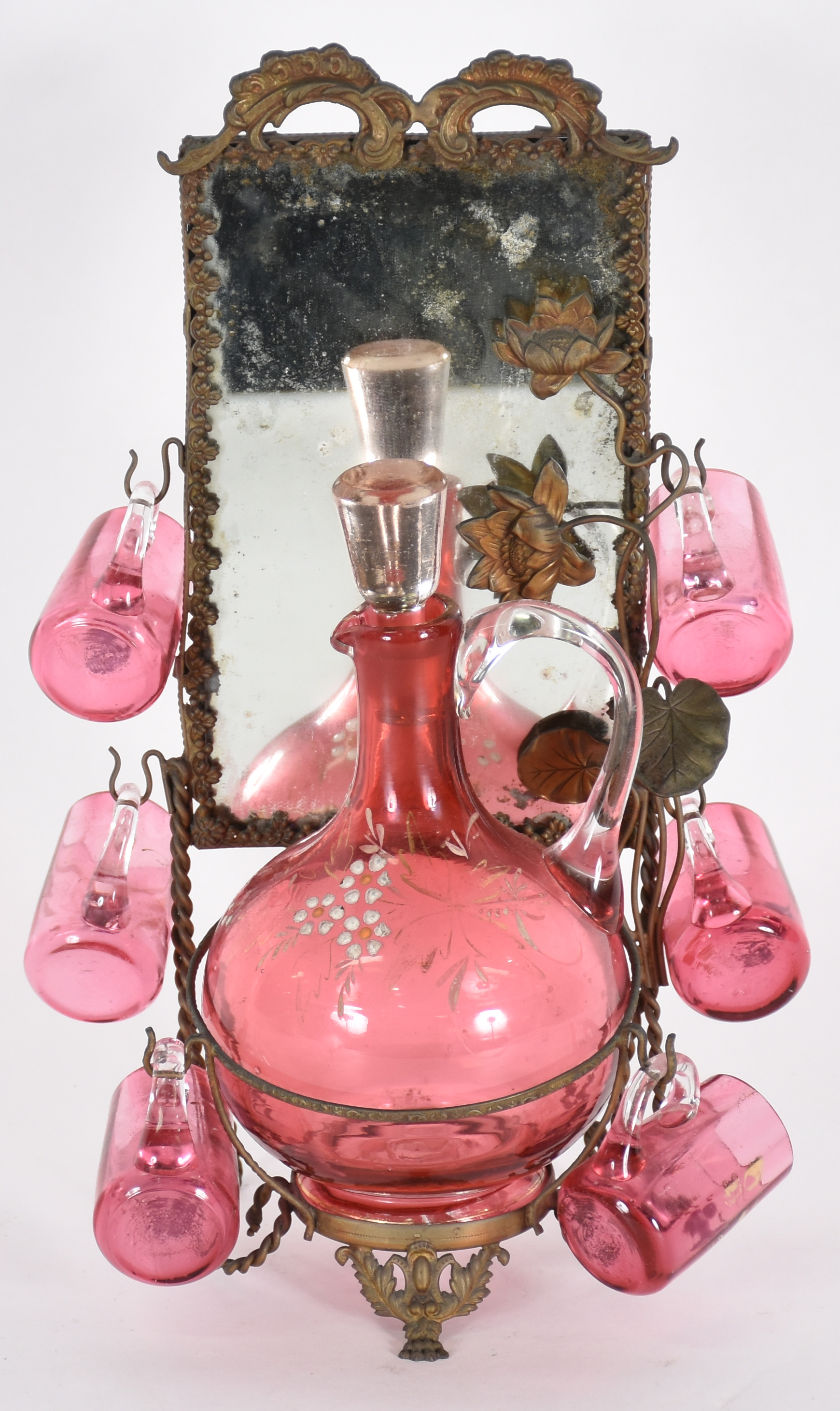 Conjunto de antiga licoreira com 6 copinhos de vidro rosa com... - foto 1 de 4