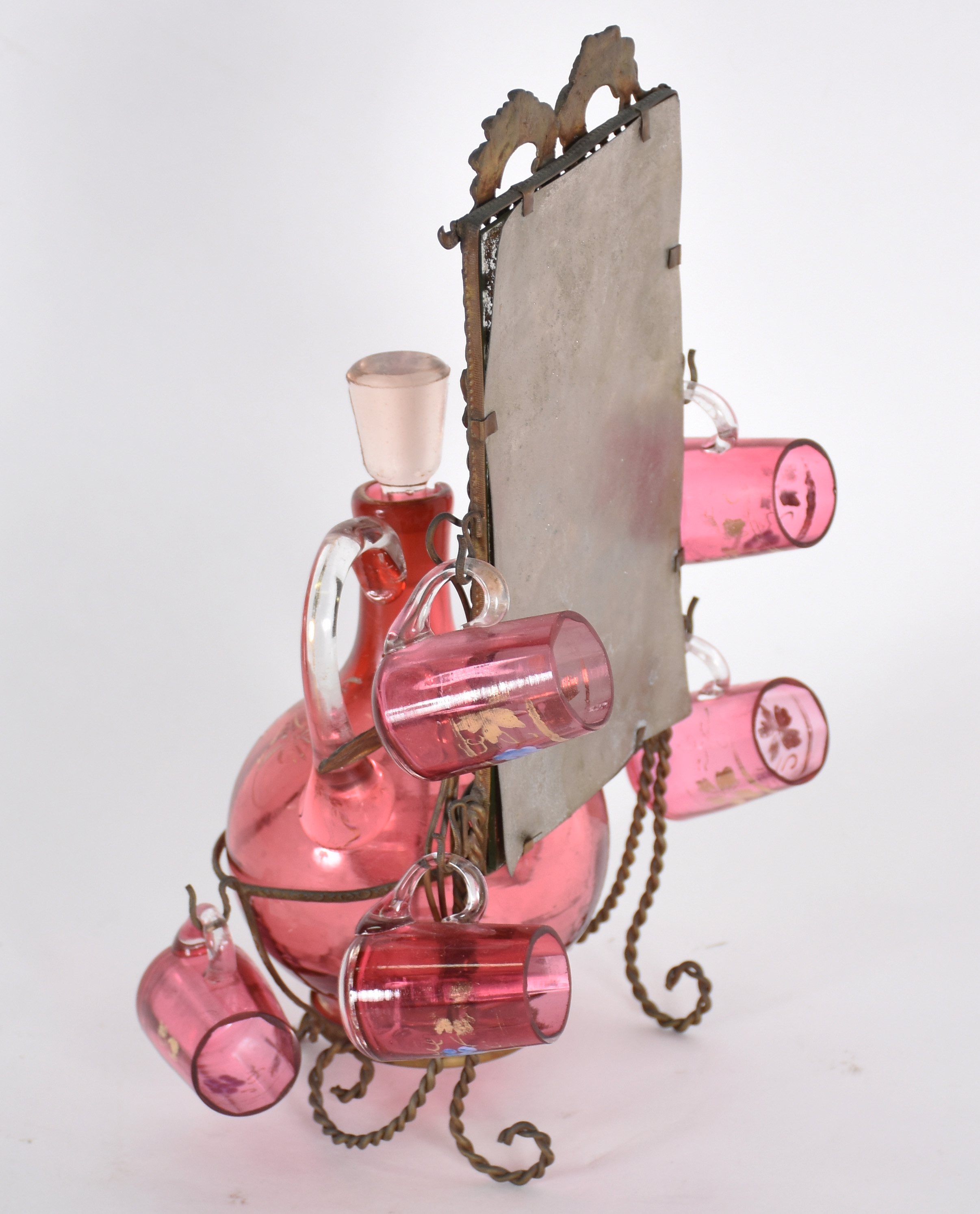 Conjunto de antiga licoreira com 6 copinhos de vidro rosa com... - foto 2 de 4