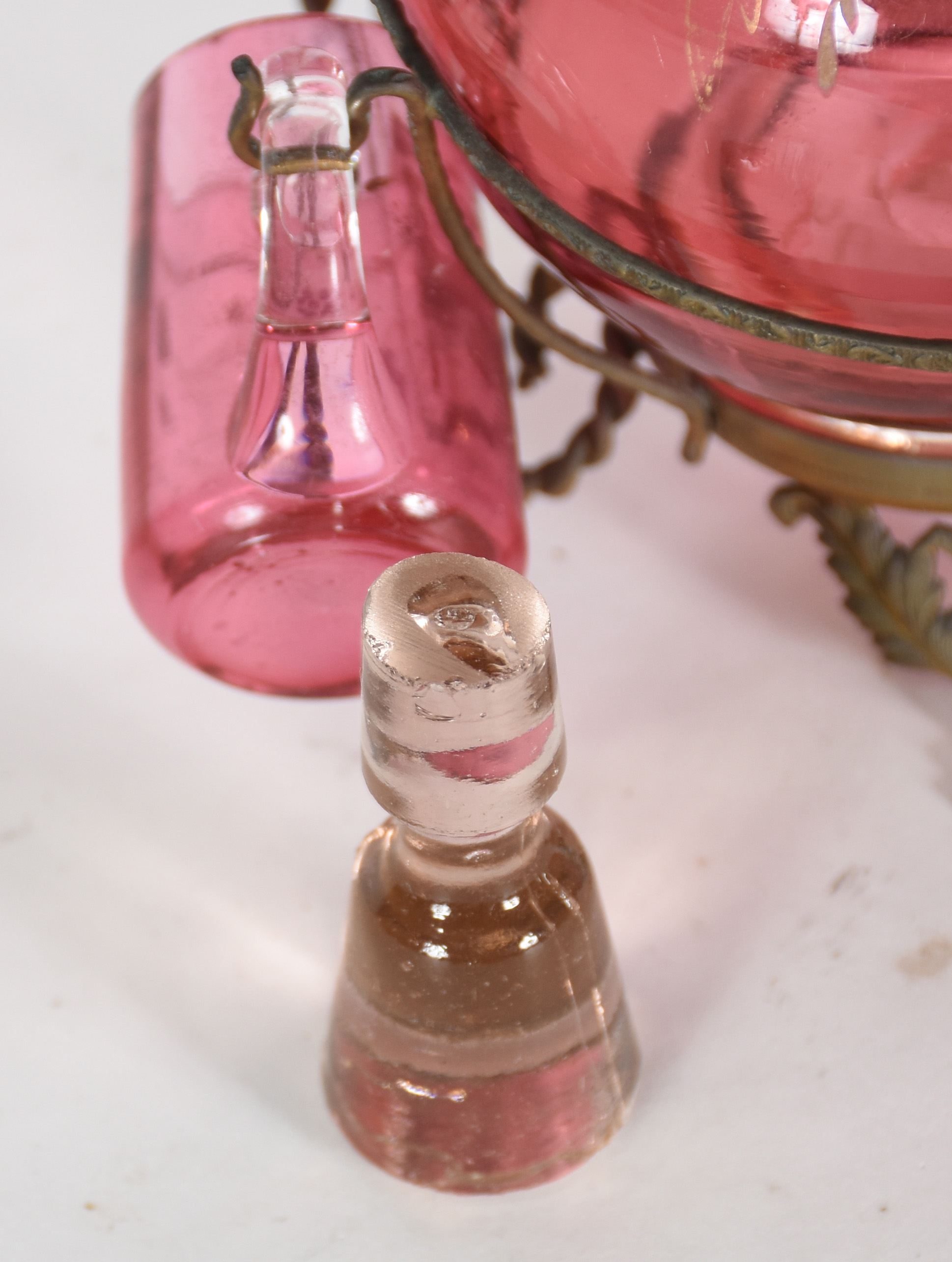 Conjunto de antiga licoreira com 6 copinhos de vidro rosa com... - foto 4 de 4