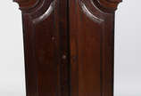 Grande oratório de jacarandá, estilo Dom José, ... - Grande oratório de jacarandá, estilo Dom José, duas portas almofadadas, interior com duas gavetinhas e pequenas peanhas presas ao fundo. Ilumina...