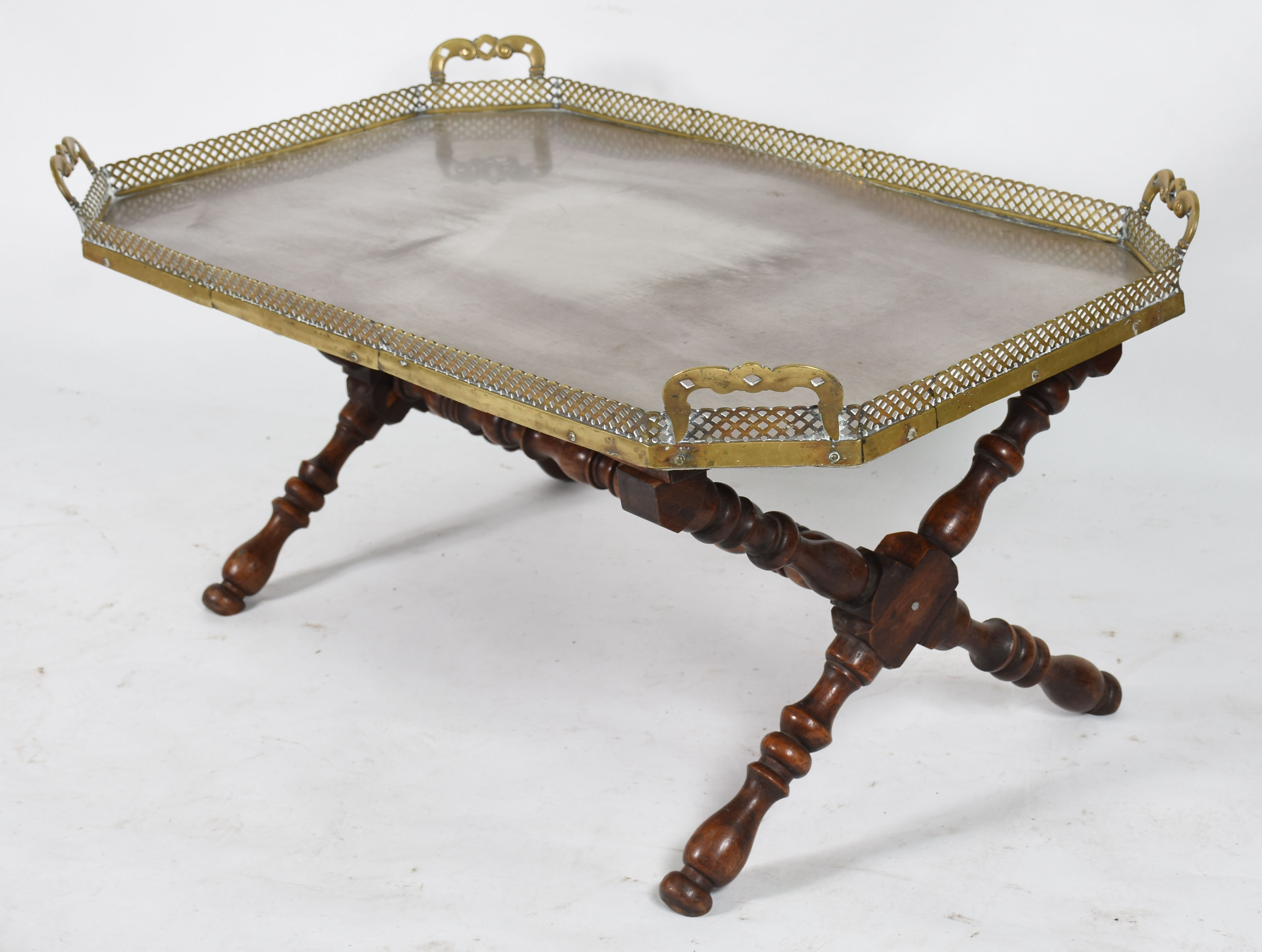Mesa de centro com base de madeira torneada na forma de "X" ligadas... - foto 1 de 5