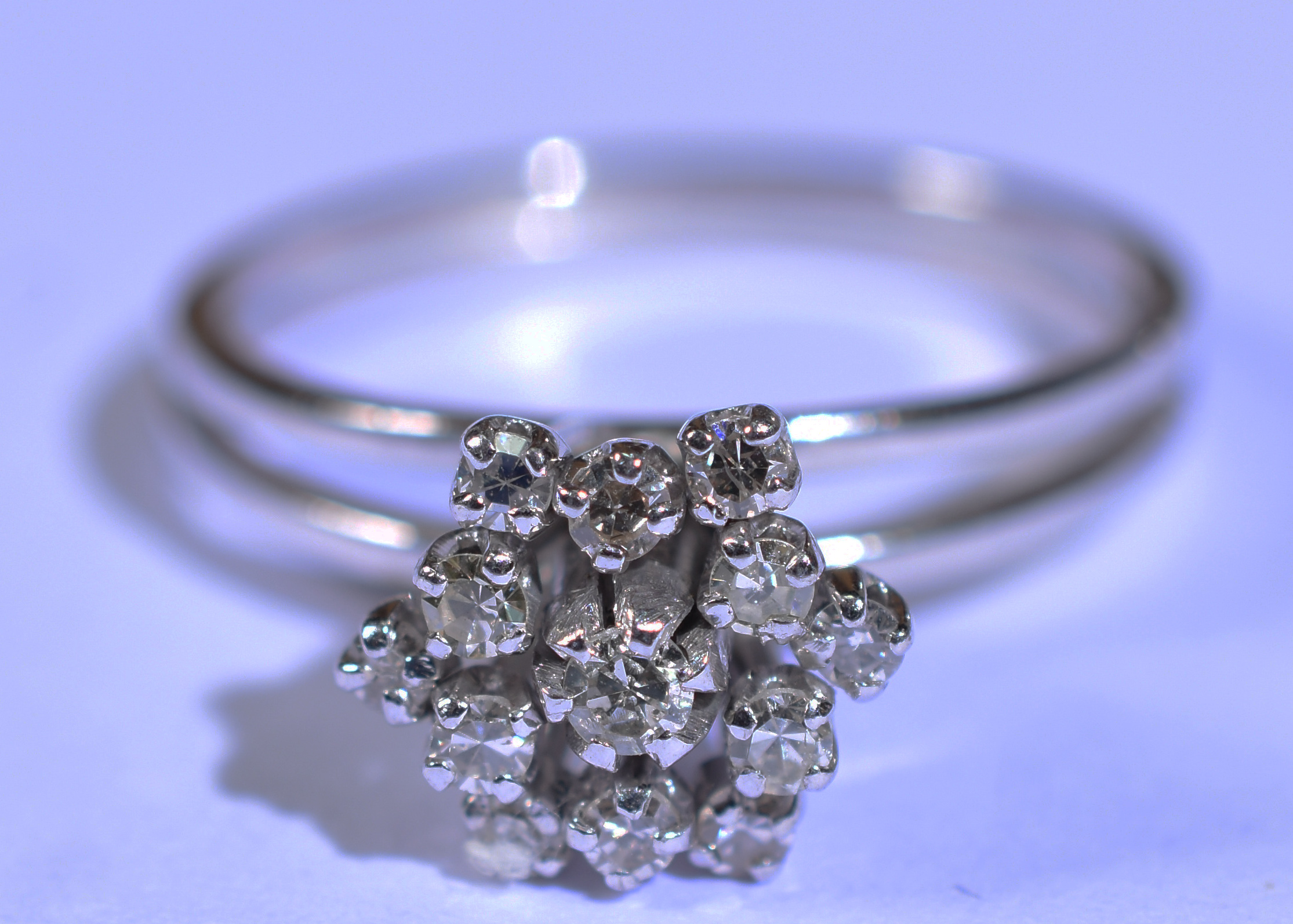 Anel de ouro branco 18 k tipo chuveiro com 12 brilhantes.Aro 17 (Por... - foto 1 de 3