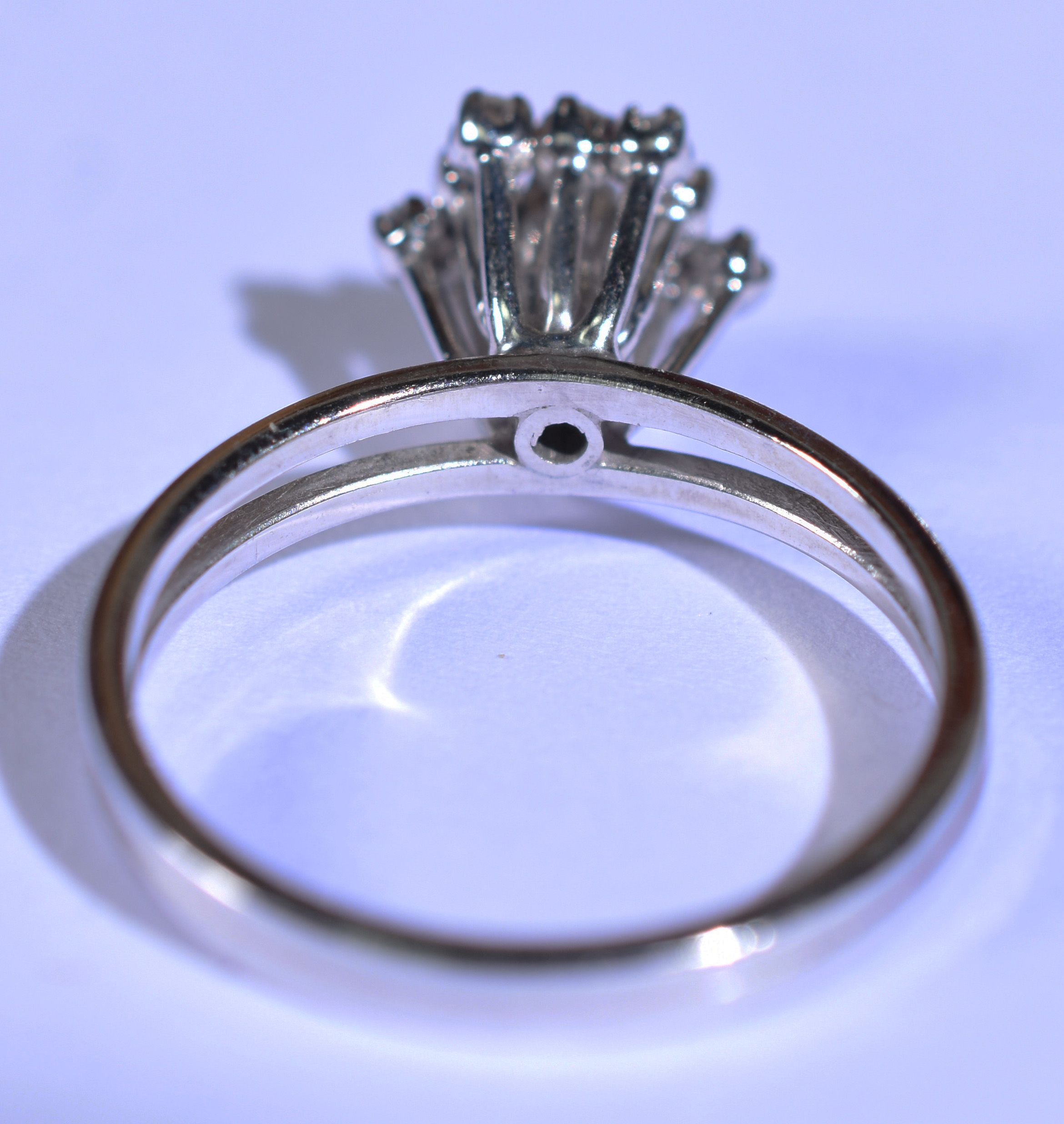Anel de ouro branco 18 k tipo chuveiro com 12 brilhantes.Aro 17 (Por... - foto 3 de 3