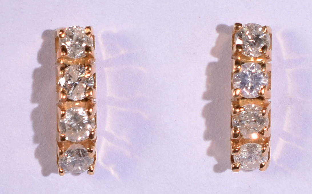Par de brincos de ouro 18k com 8 brilhantes de 0,10 ct.total 0,80 ct... - foto 1 de 3