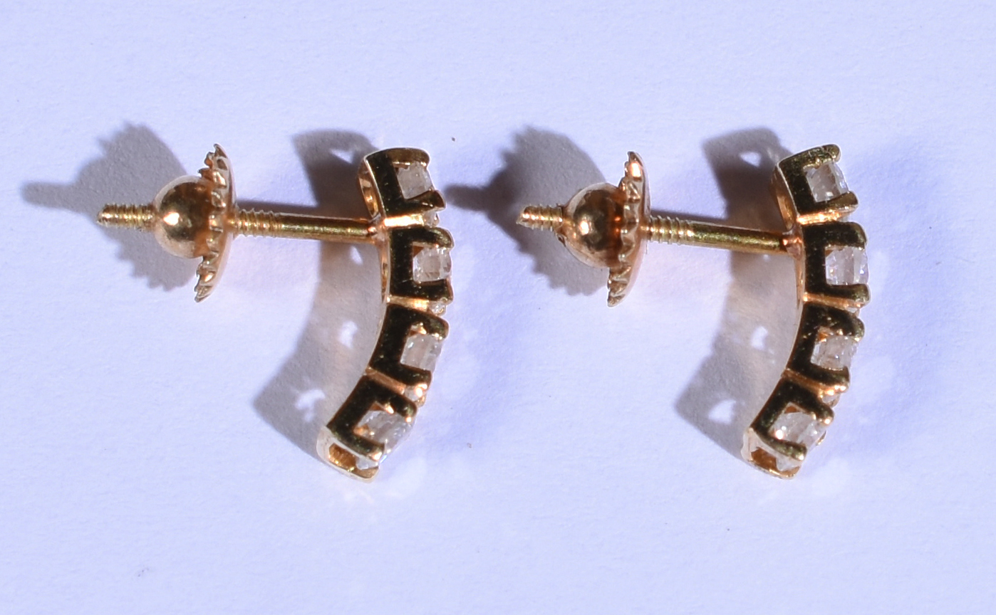 Par de brincos de ouro 18k com 8 brilhantes de 0,10 ct.total 0,80 ct... - foto 3 de 3