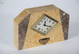 Relógio Art Deco com caixa de mármore, mecânico... - Relógio Art Deco com caixa de mármore, mecânico. Medidas 30 x 8 cm e altura 19,5 cm. (máquina parada)