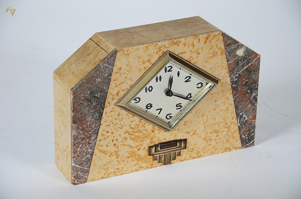 Relógio Art Deco com caixa de mármore, mecânico. Medidas 30 x 8 cm e...