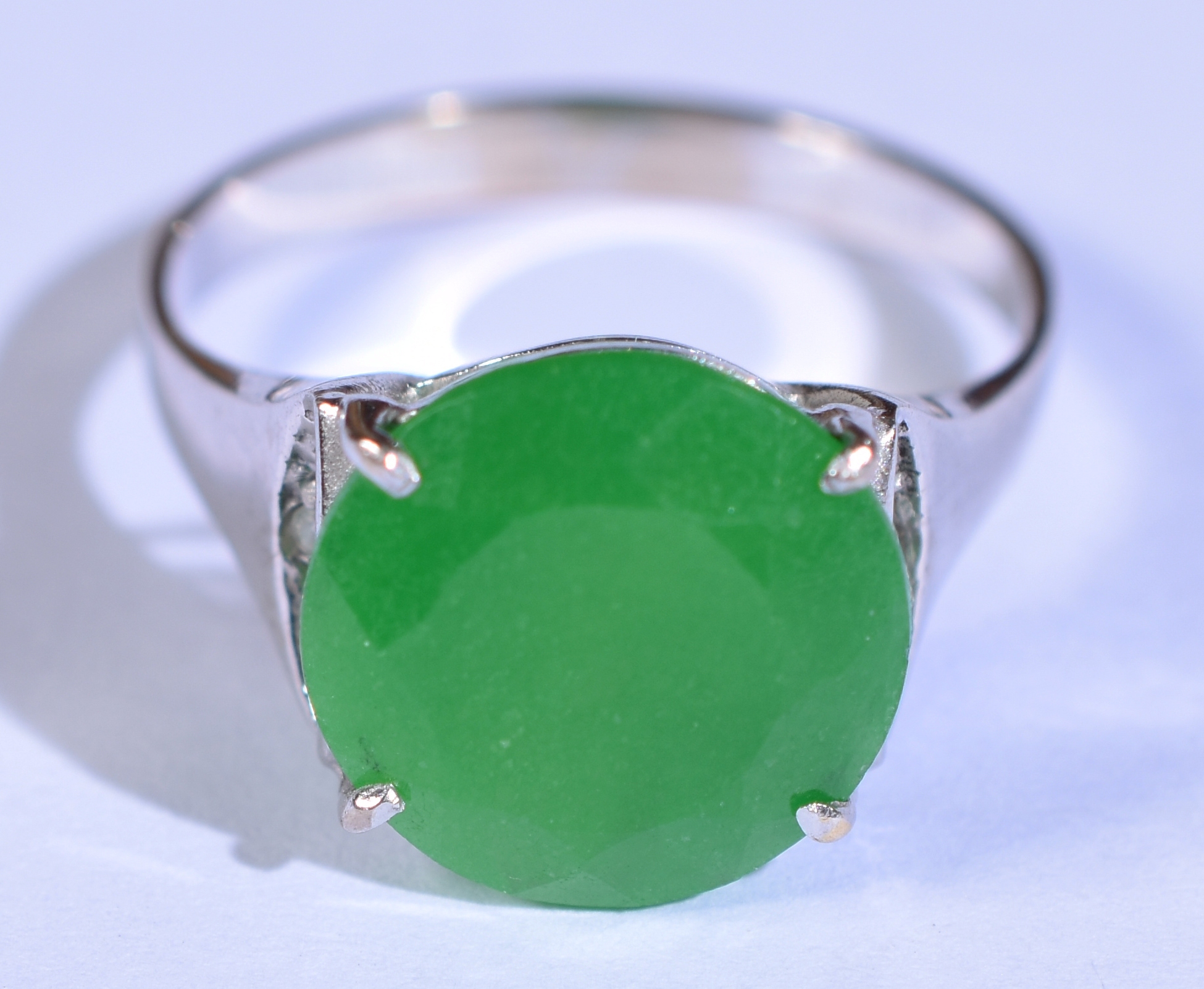 Anel de ouro 18k branco com pedra verde, possivelmente esmeralda... - foto 1 de 3