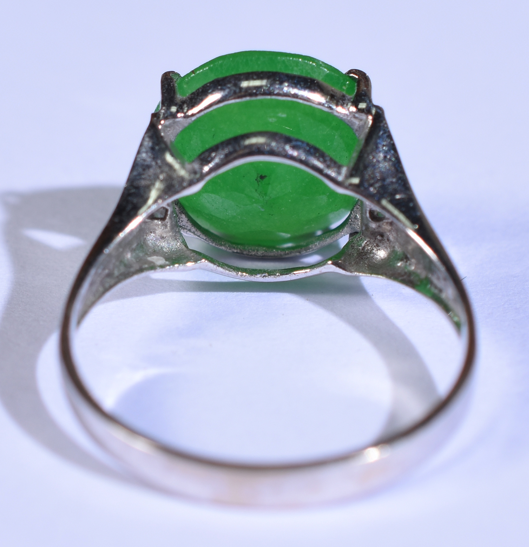 Anel de ouro 18k branco com pedra verde, possivelmente esmeralda... - foto 3 de 3