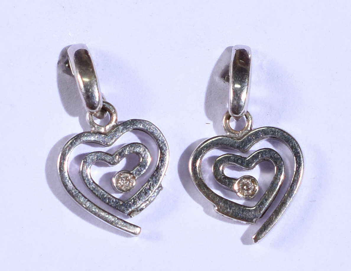 Par de brincos de ouro 18k branco com 2 brilhantes tipo coração ( Por... - foto 1 de 3