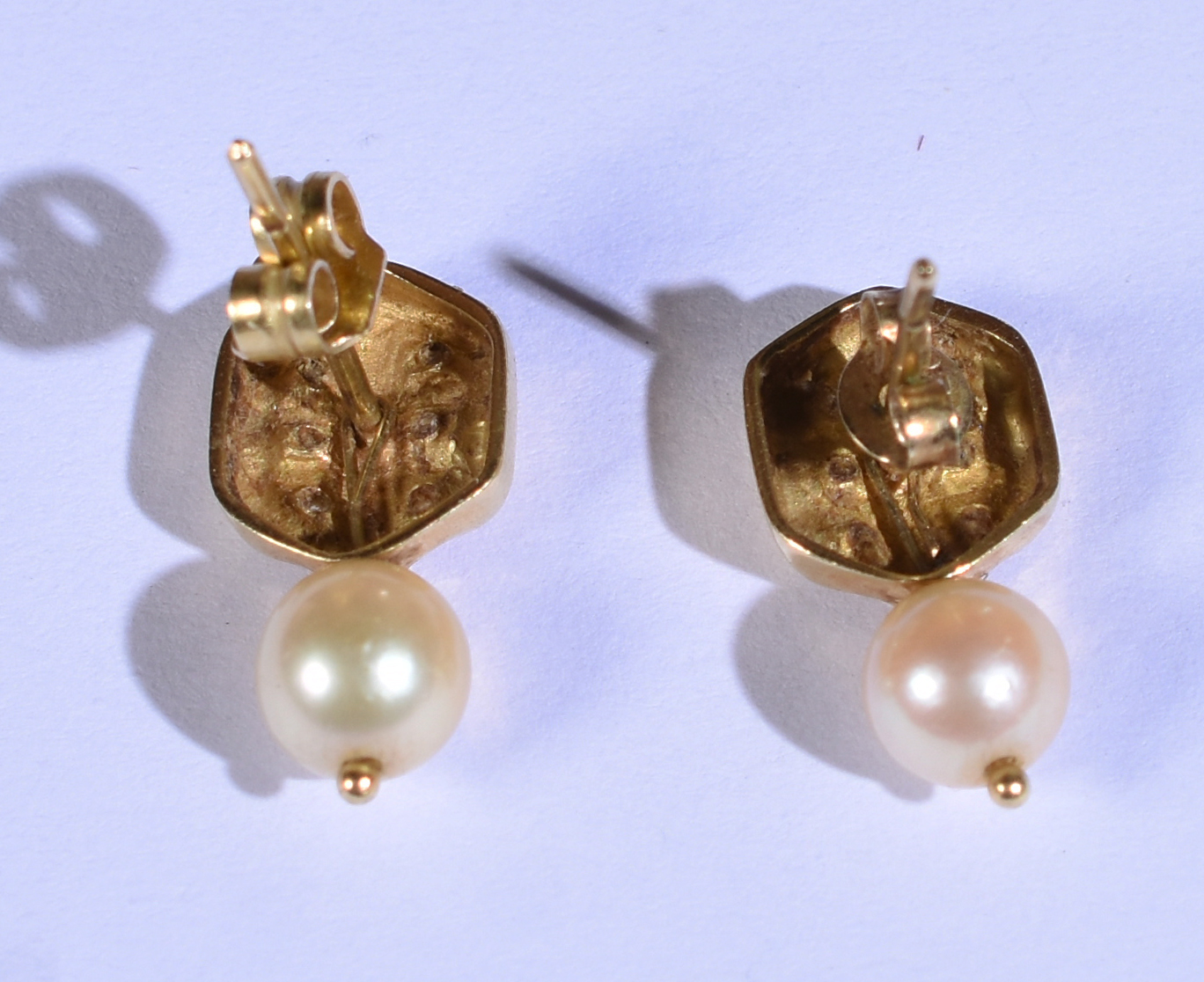 Par de brincos de ouro 18k com 12 brilhantes e 2 pedras (por questão... - foto 2 de 2