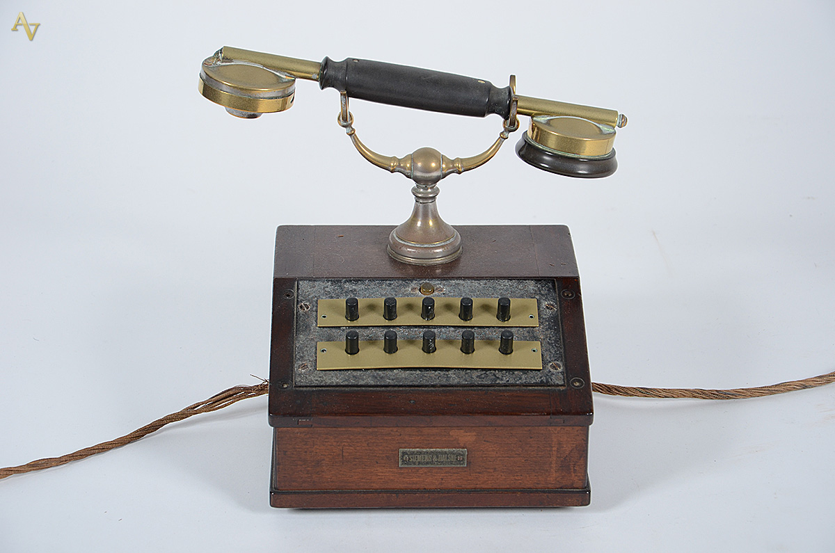 Antigo telefone com caixa de madeira e metal. Altura 22 cm. - foto 1 de 2