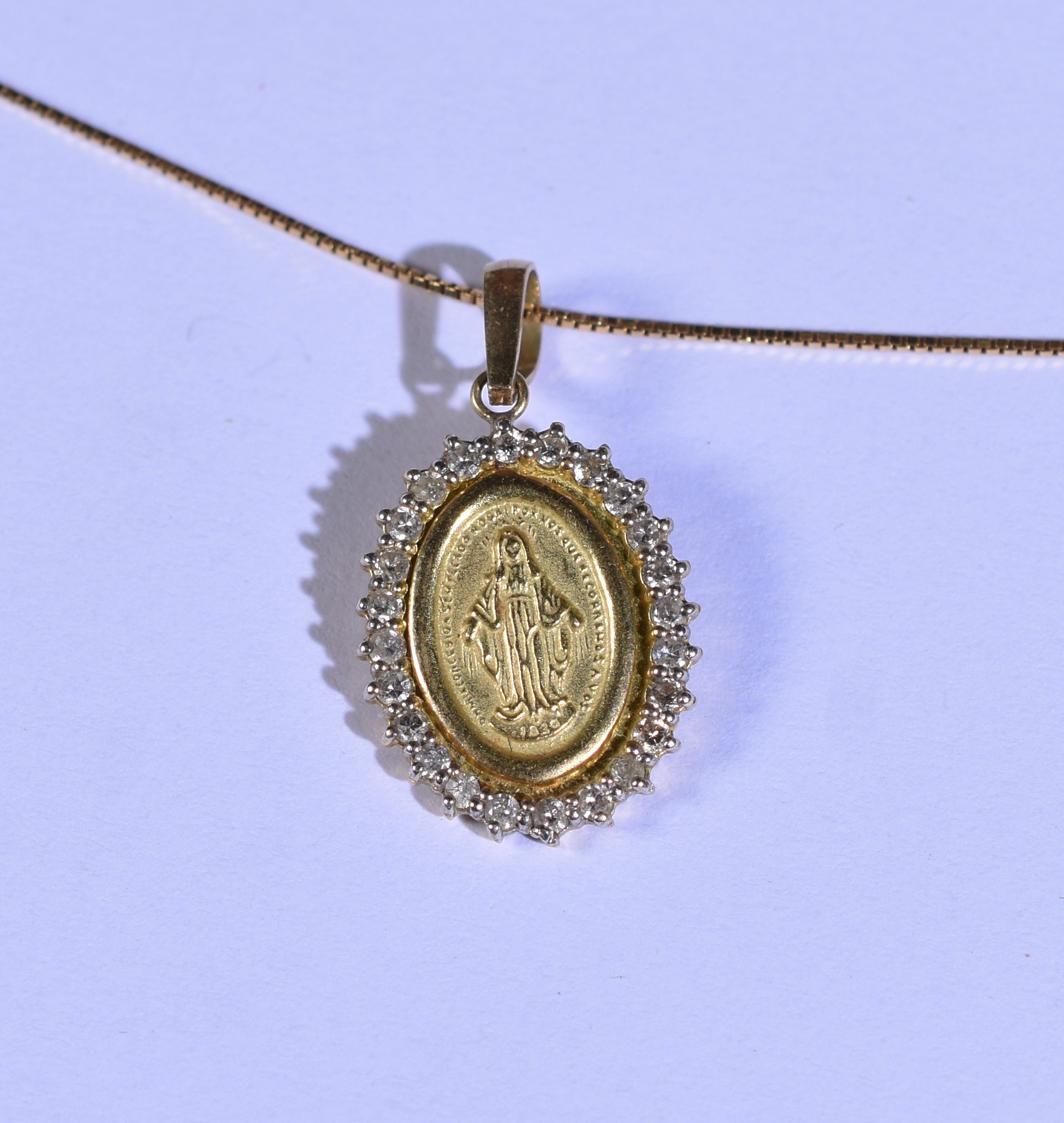 Gargantilha de ouro 18k e pingente sacro com 30 brilhantes (por... - foto 4 de 4