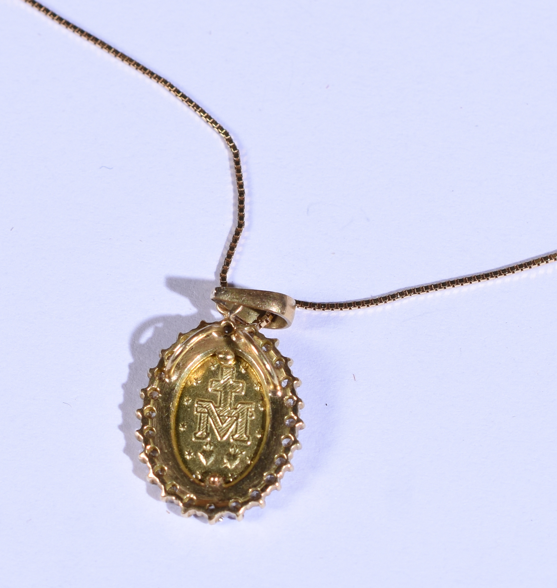 Gargantilha de ouro 18k e pingente sacro com 30 brilhantes (por... - foto 2 de 4