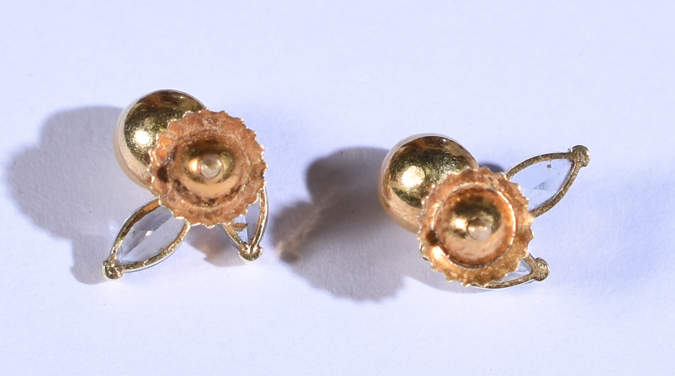 Par de brincos de ouro 18k com 2 pérolas e topázios(por questão de... - foto 2 de 2