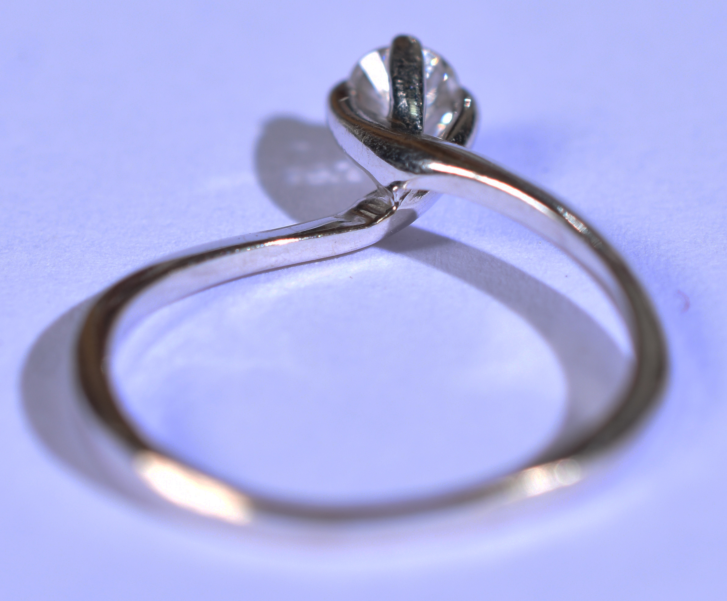 Solitário de ouro branco com 1 brilhante de 0,25 ct. Aro 13 (Por... - foto 4 de 4