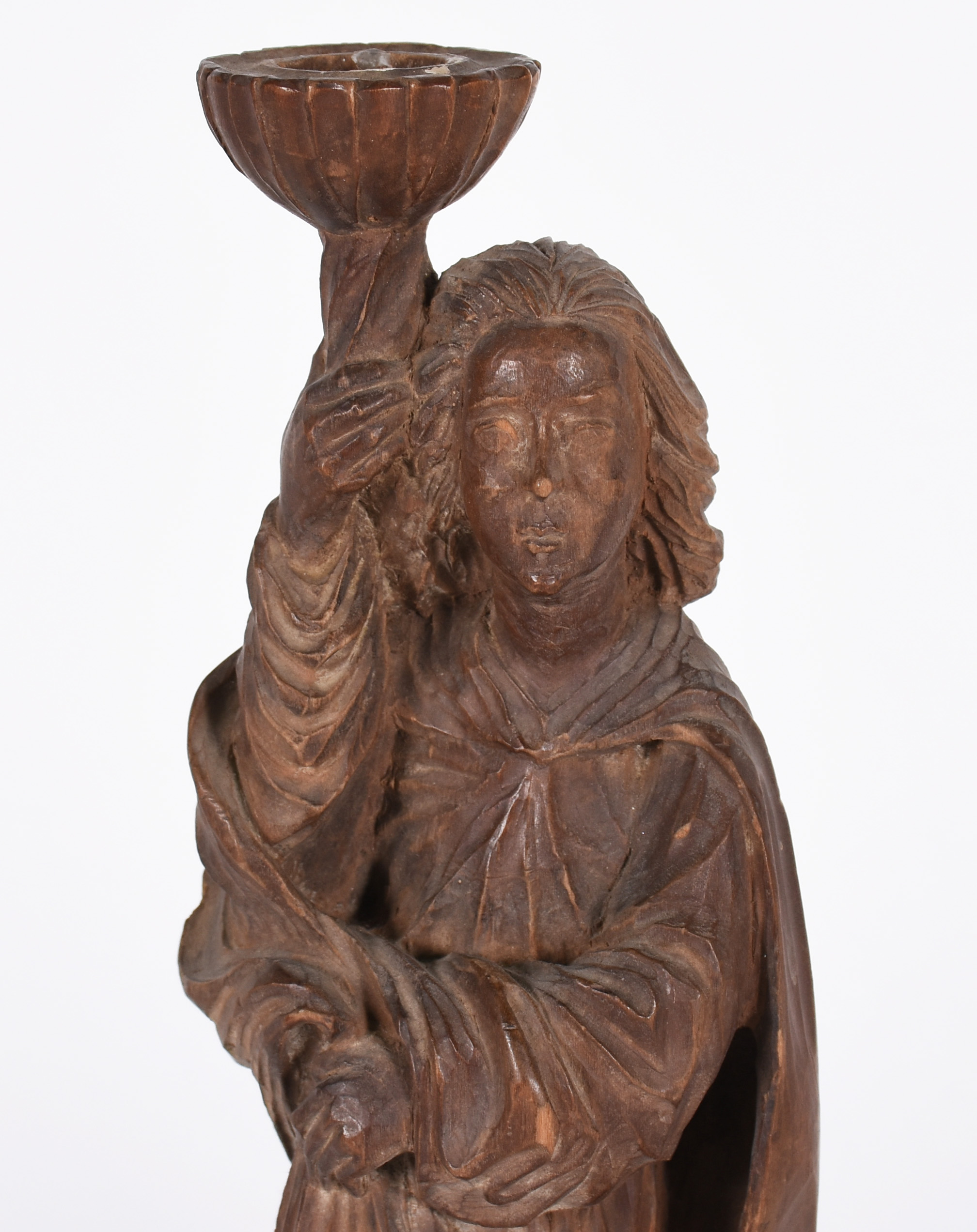 Imagem popular de madeira entalhada representando Santo erguendo taça. - foto 2 de 5
