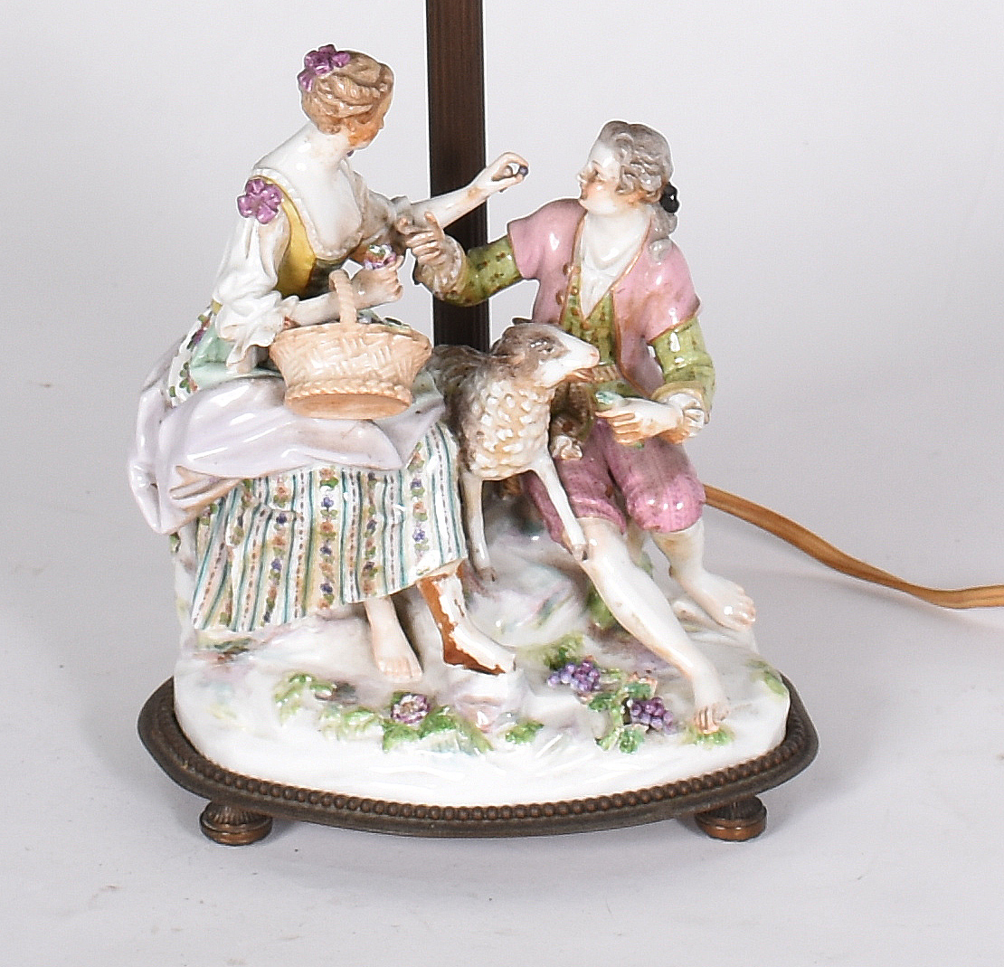 Abatjour com haste de metal e base decorada com casal de camponeses... - foto 1 de 7