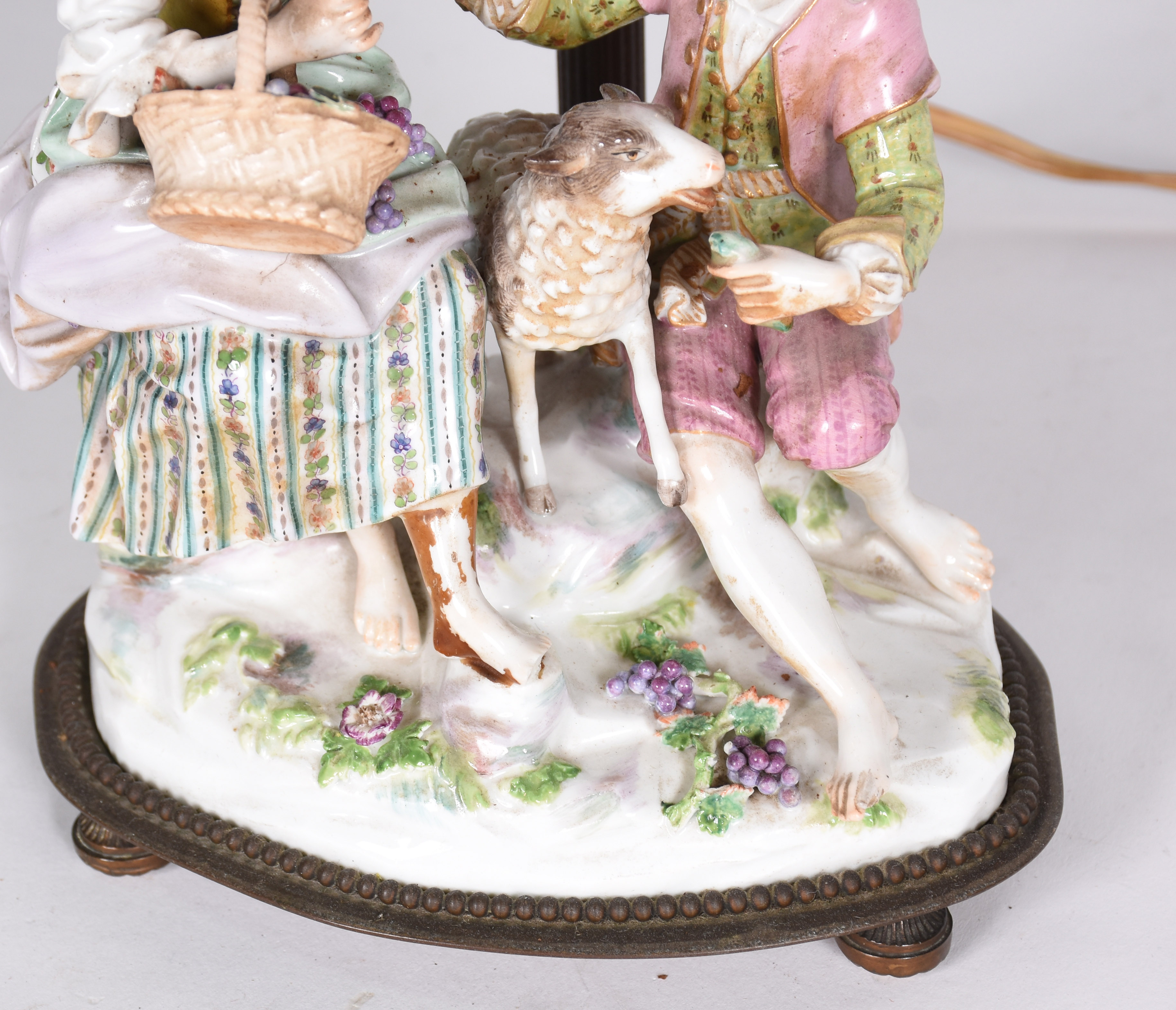 Abatjour com haste de metal e base decorada com casal de camponeses... - foto 6 de 7