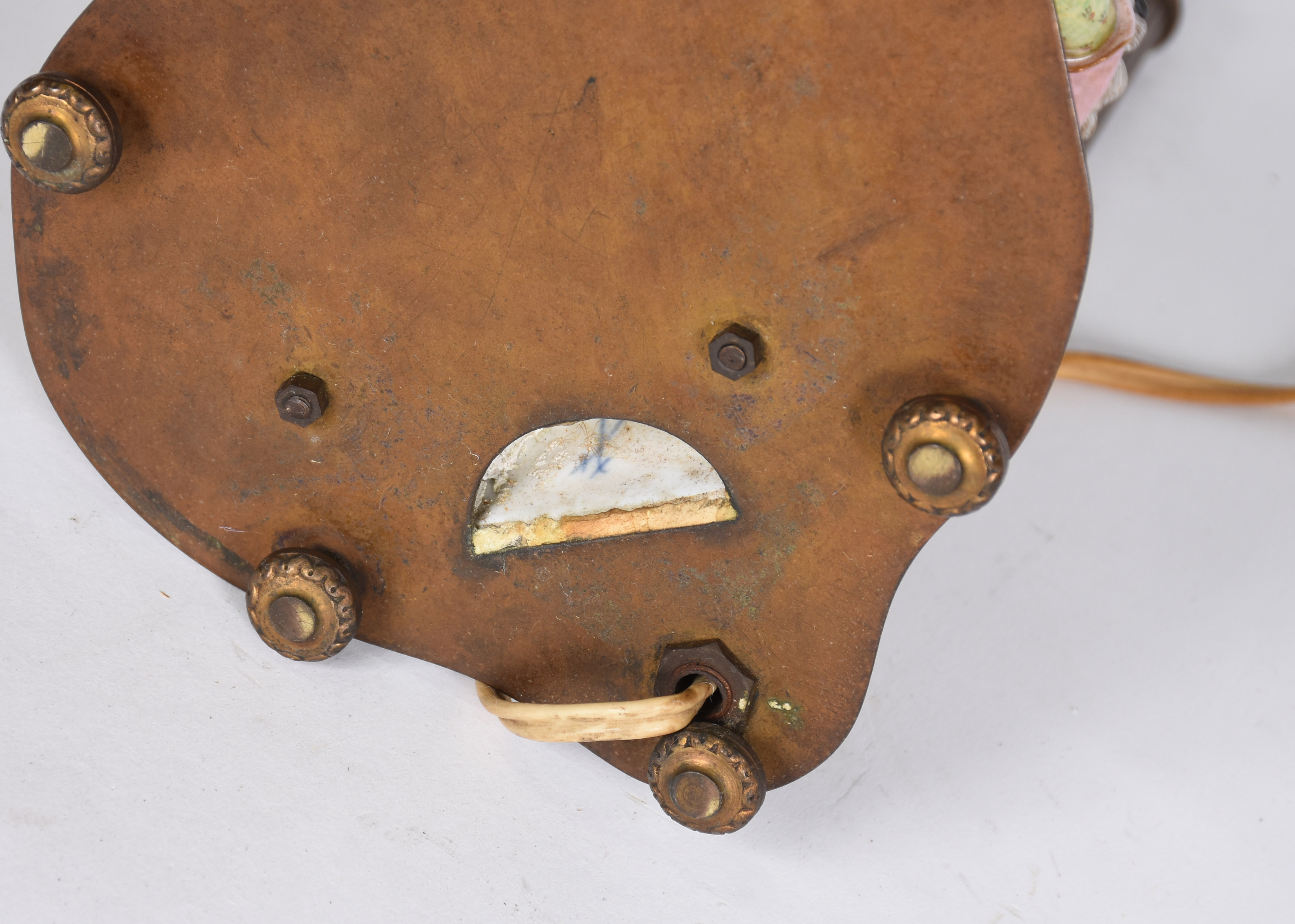 Abatjour com haste de metal e base decorada com casal de camponeses... - foto 7 de 7