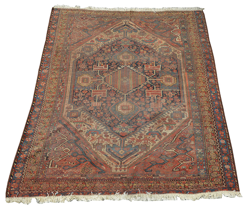 Tapete Kashgai. Medidas 2,55 x 1,95 m (rapé - pequeno rasgo).