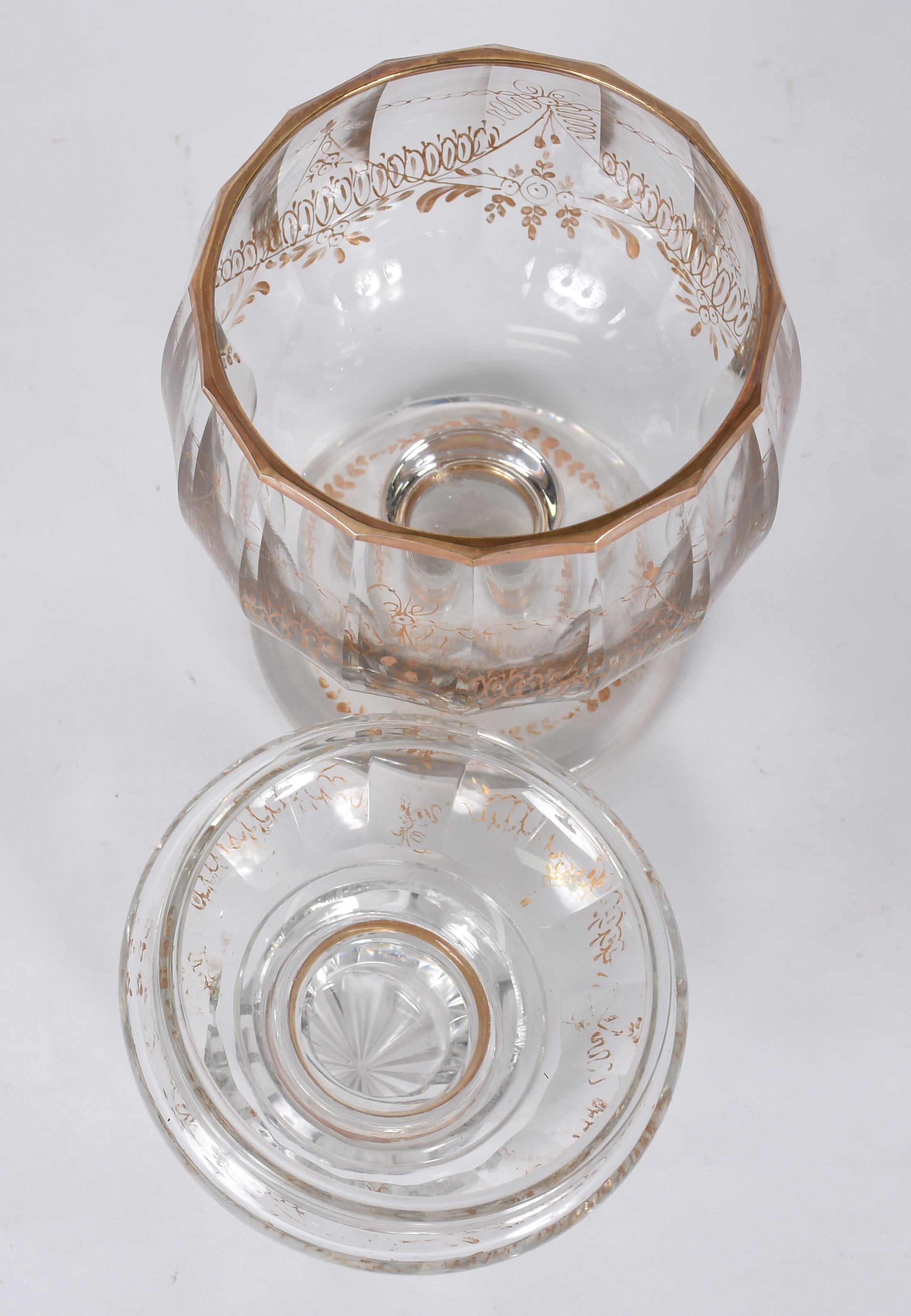 Compoteira de cristal europeu facetado com detalhes em dourado. - foto 3 de 3