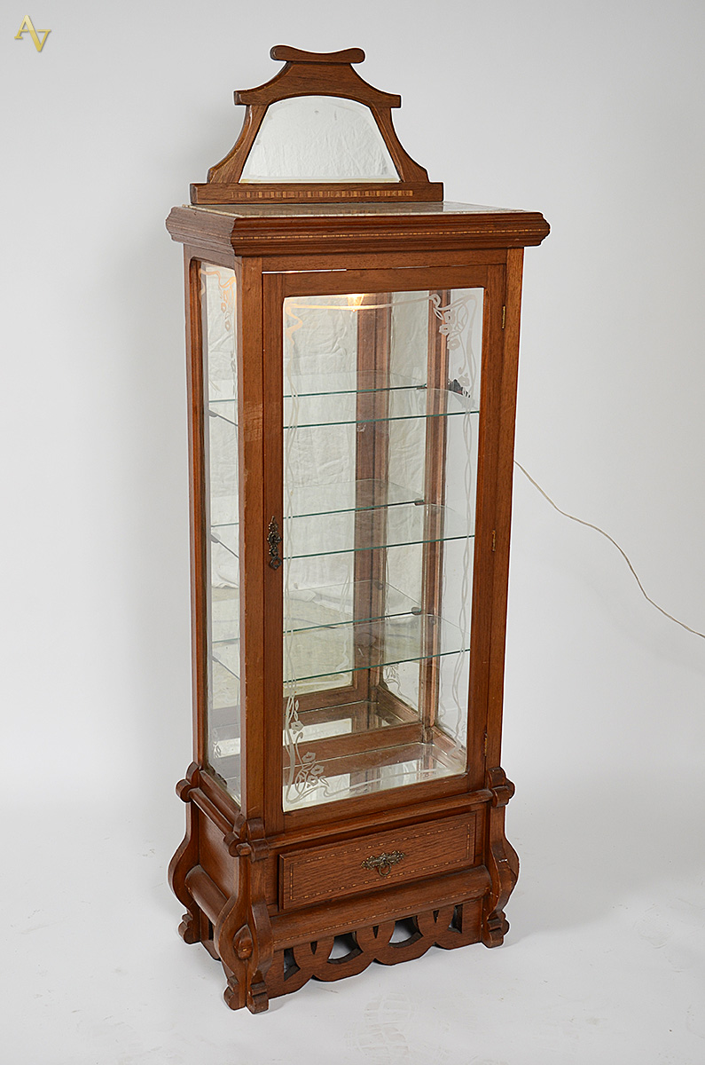 Vitrine de madeira com porta e laterais de vidro, gaveta externa e...