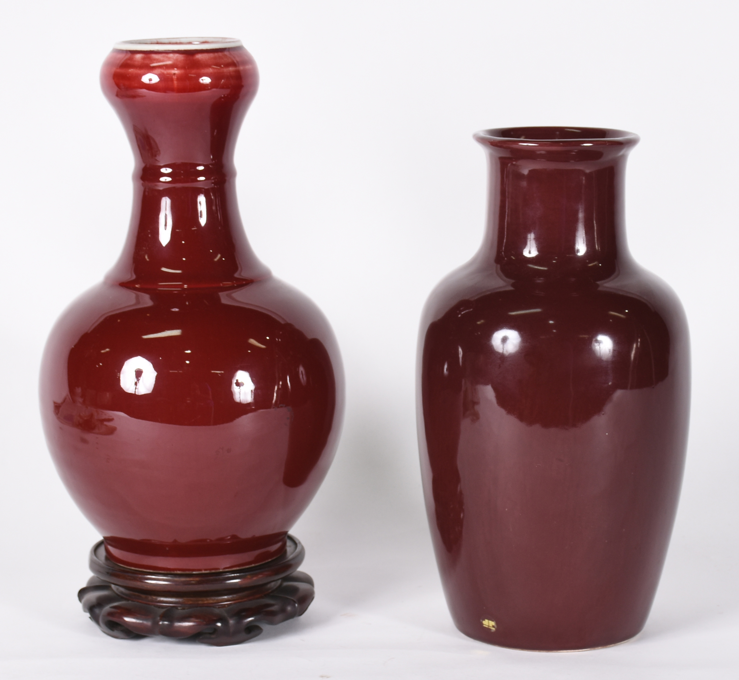 Dois vasos de porcelana "sangue de boi", um deles oriental assinado... - foto 1 de 6