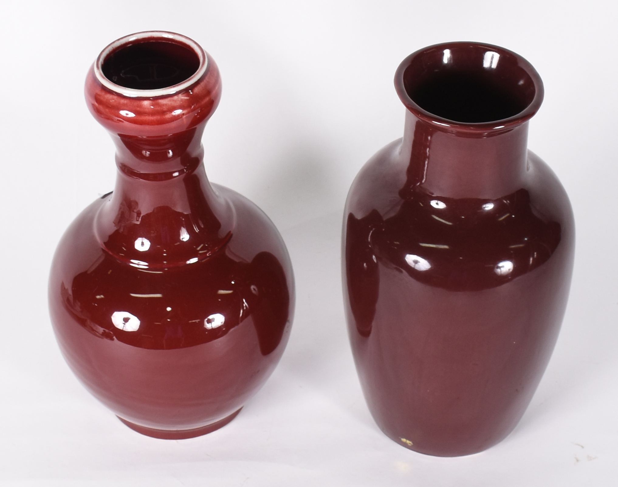 Dois vasos de porcelana "sangue de boi", um deles oriental assinado... - foto 2 de 6