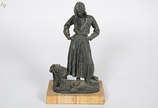 Escultura de terracota com base de mármore repr... - Escultura de terracota com base de mármore representando viajante, assinada Bafill. Altura 34,5 cm.
