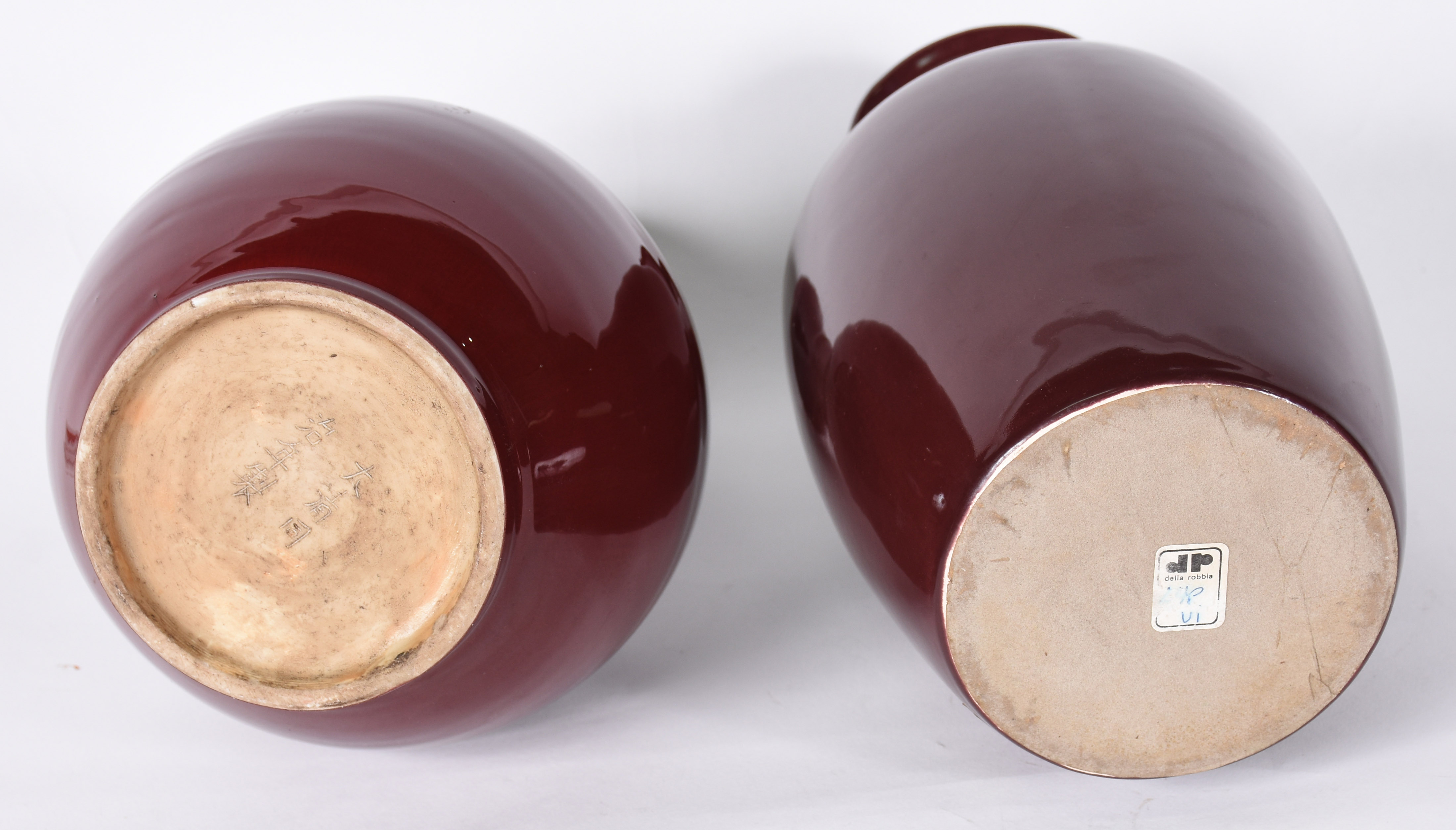 Dois vasos de porcelana "sangue de boi", um deles oriental assinado... - foto 4 de 6