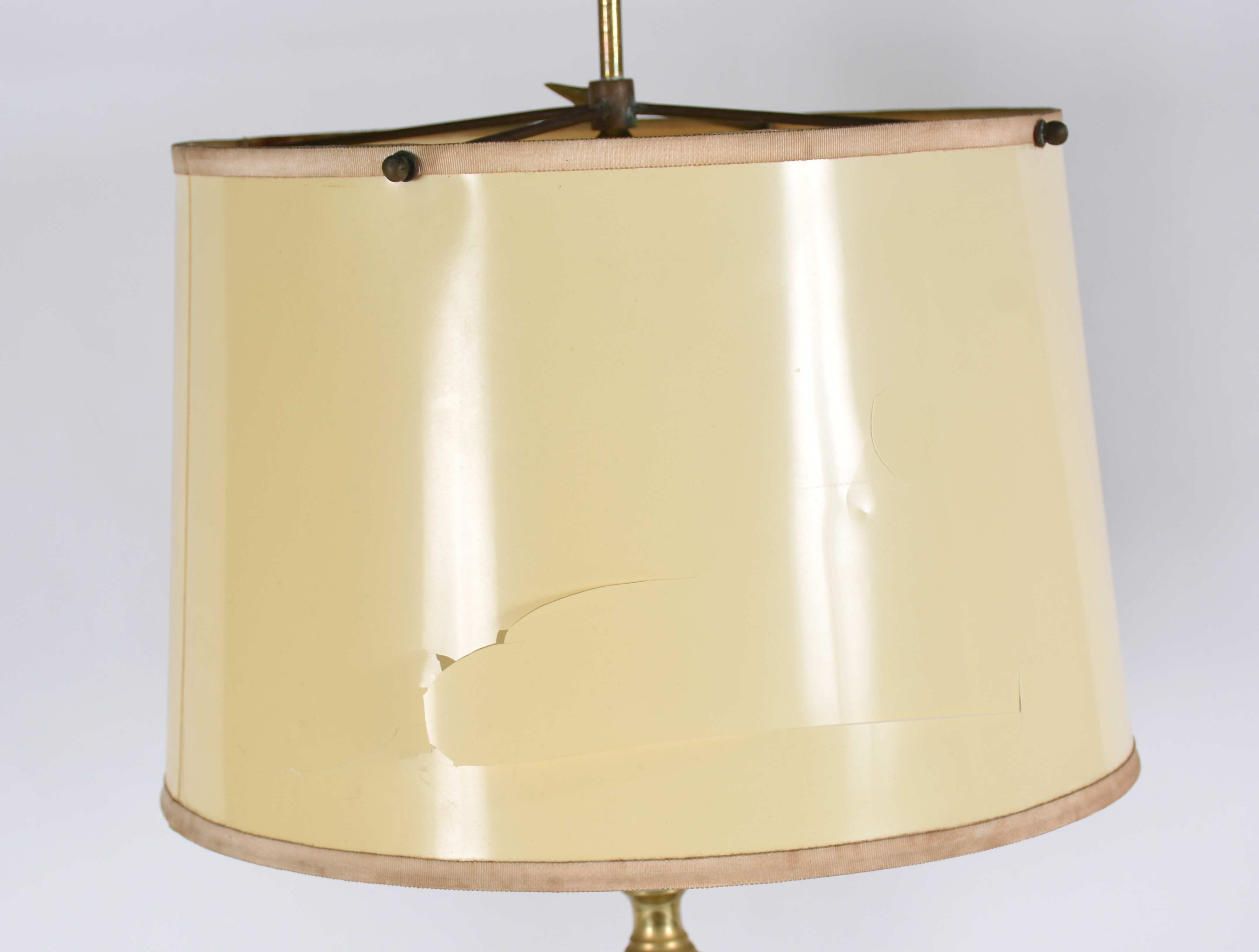 Dois abatjoures, sendo um de metal dourado e cúpula bege de metal e... - foto 2 de 3