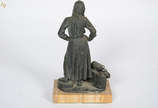 Escultura de terracota com base de mármore repr... - Escultura de terracota com base de mármore representando viajante, assinada Bafill. Altura 34,5 cm.