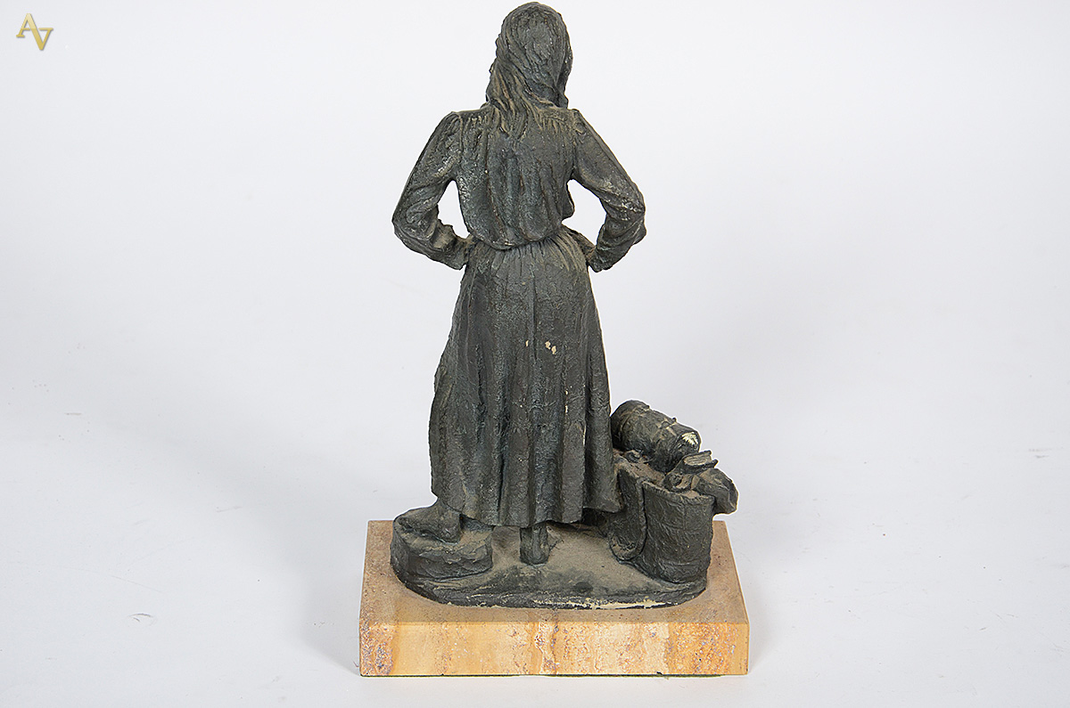 Escultura de terracota com base de mármore representando viajante... - foto 2 de 3