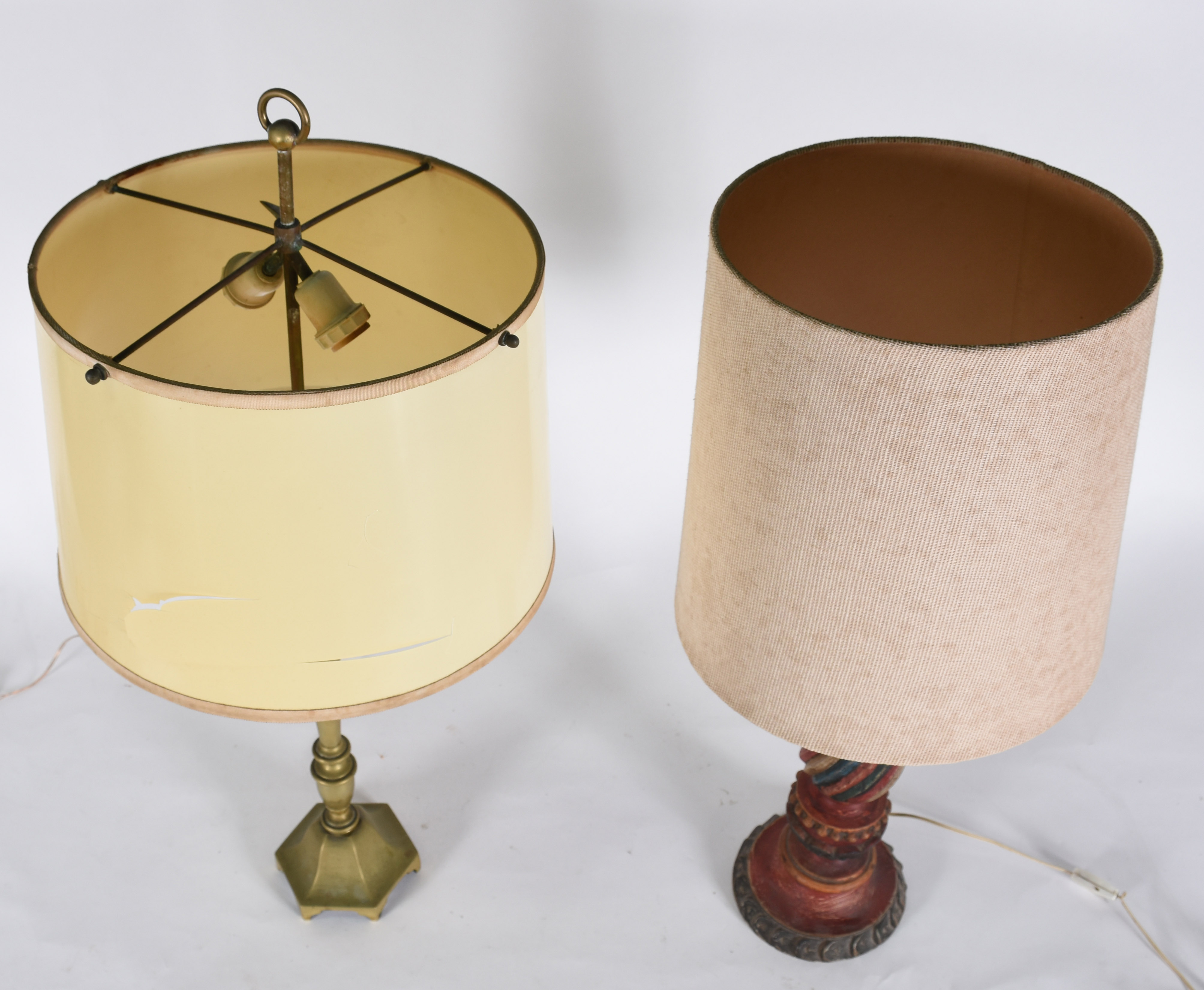 Dois abatjoures, sendo um de metal dourado e cúpula bege de metal e... - foto 3 de 3