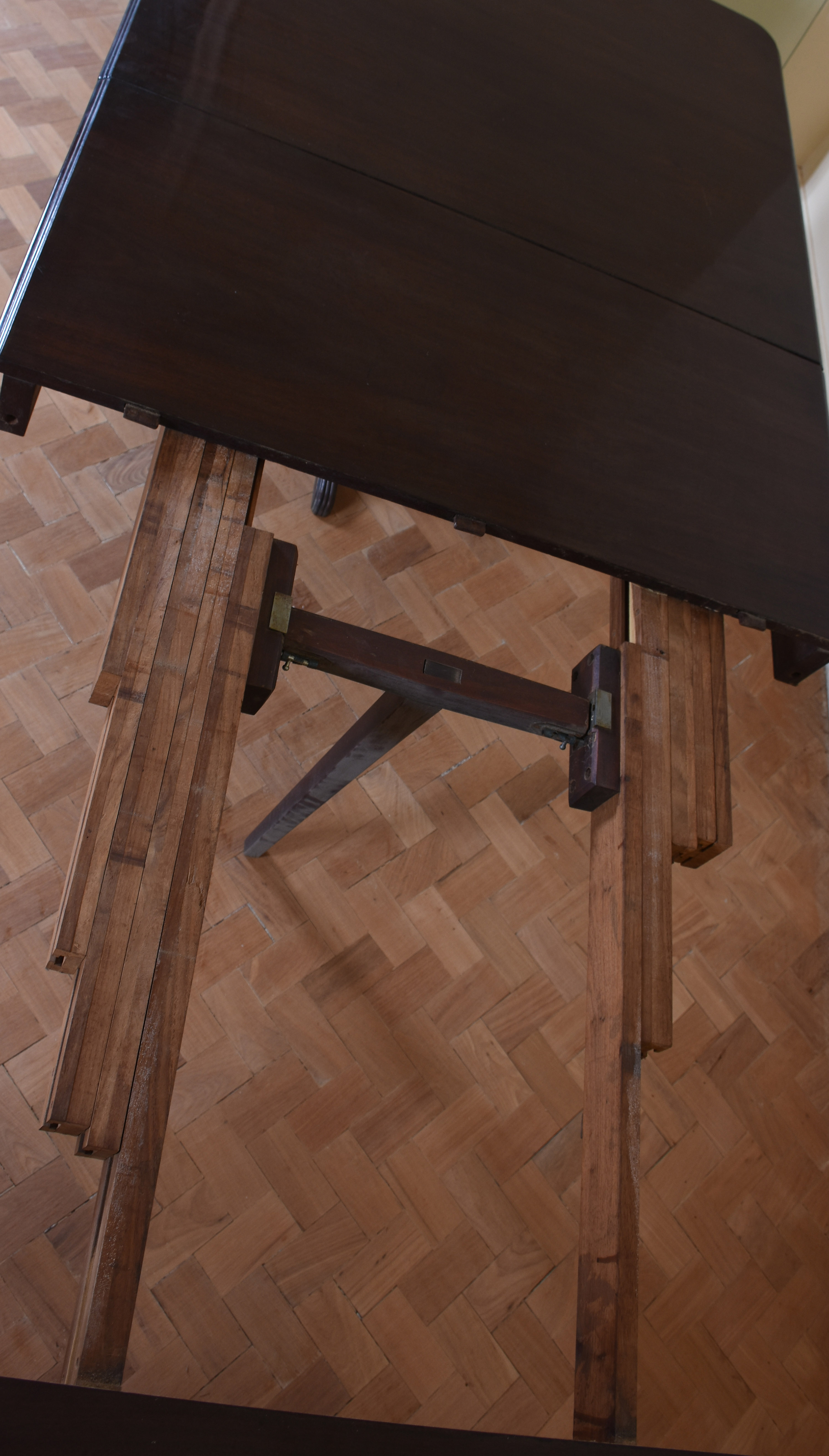 Grande mesa de jantar de madeira nobre, (medida fechada 180 x 108 + 3... - foto 9 de 9