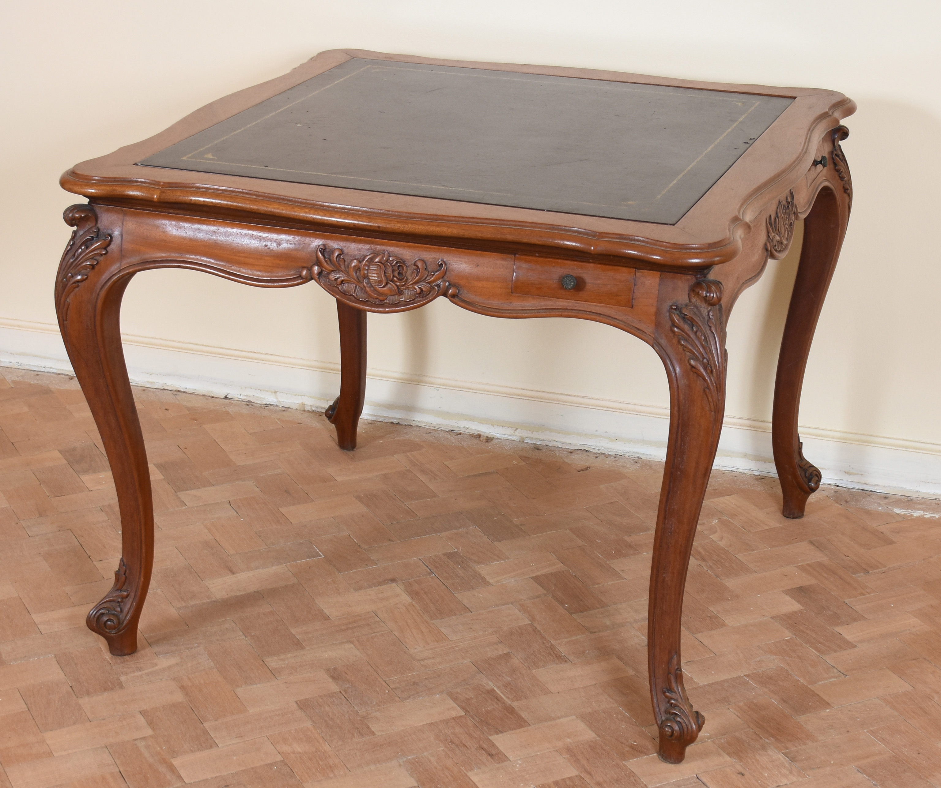 Mesa de jogo de madeira nobre, tampo articulado sendo de um lado... - foto 1 de 6