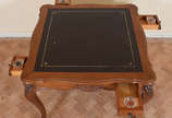 Mesa de jogo de madeira nobre,  tampo articulad... - Mesa de jogo de madeira nobre,  tampo articulado sendo de um lado couro e do outro,  feltro verde. Gavetinhas laterais com cinzeiros de vidro de...