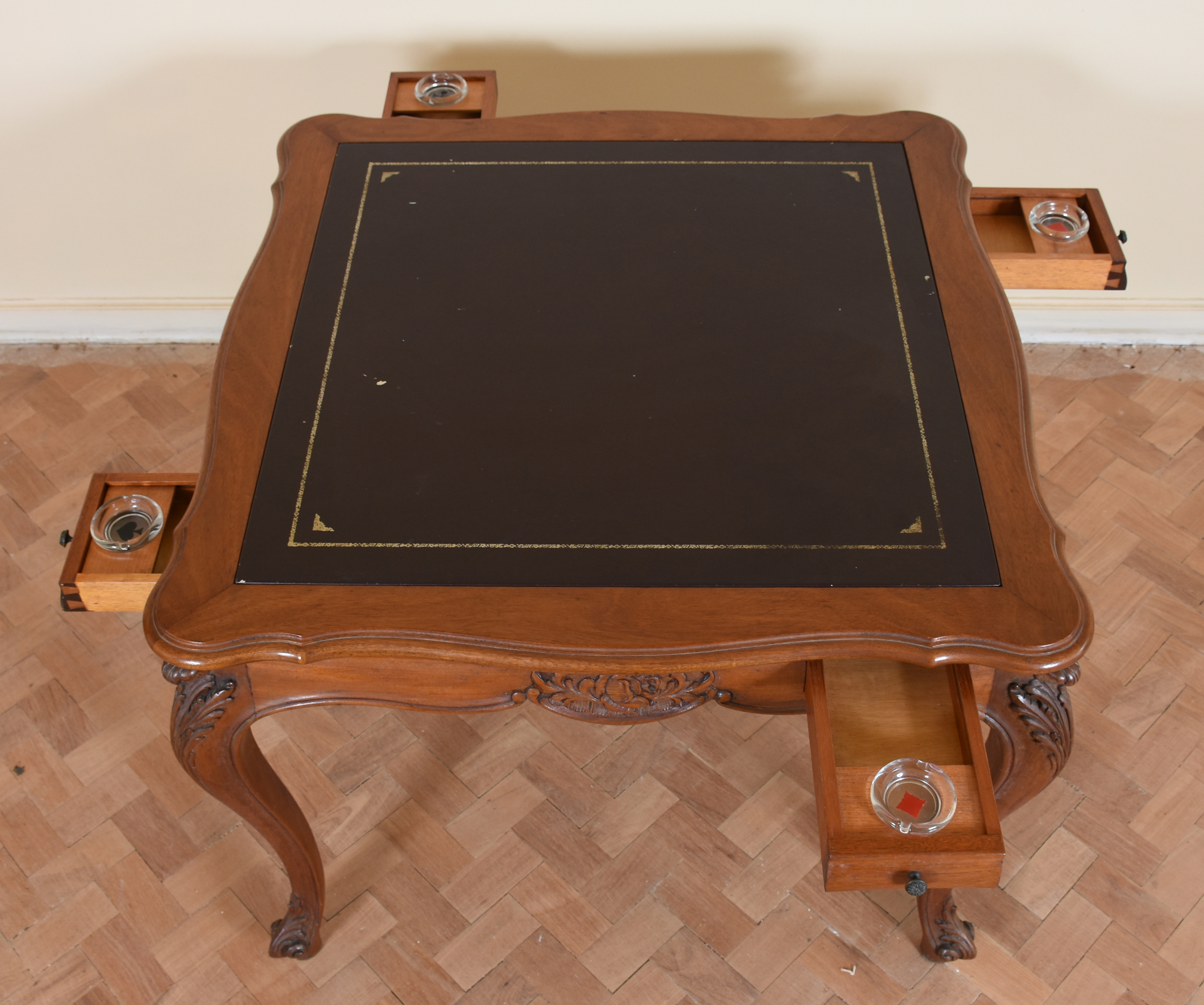 Mesa de jogo de madeira nobre, tampo articulado sendo de um lado... - foto 2 de 6