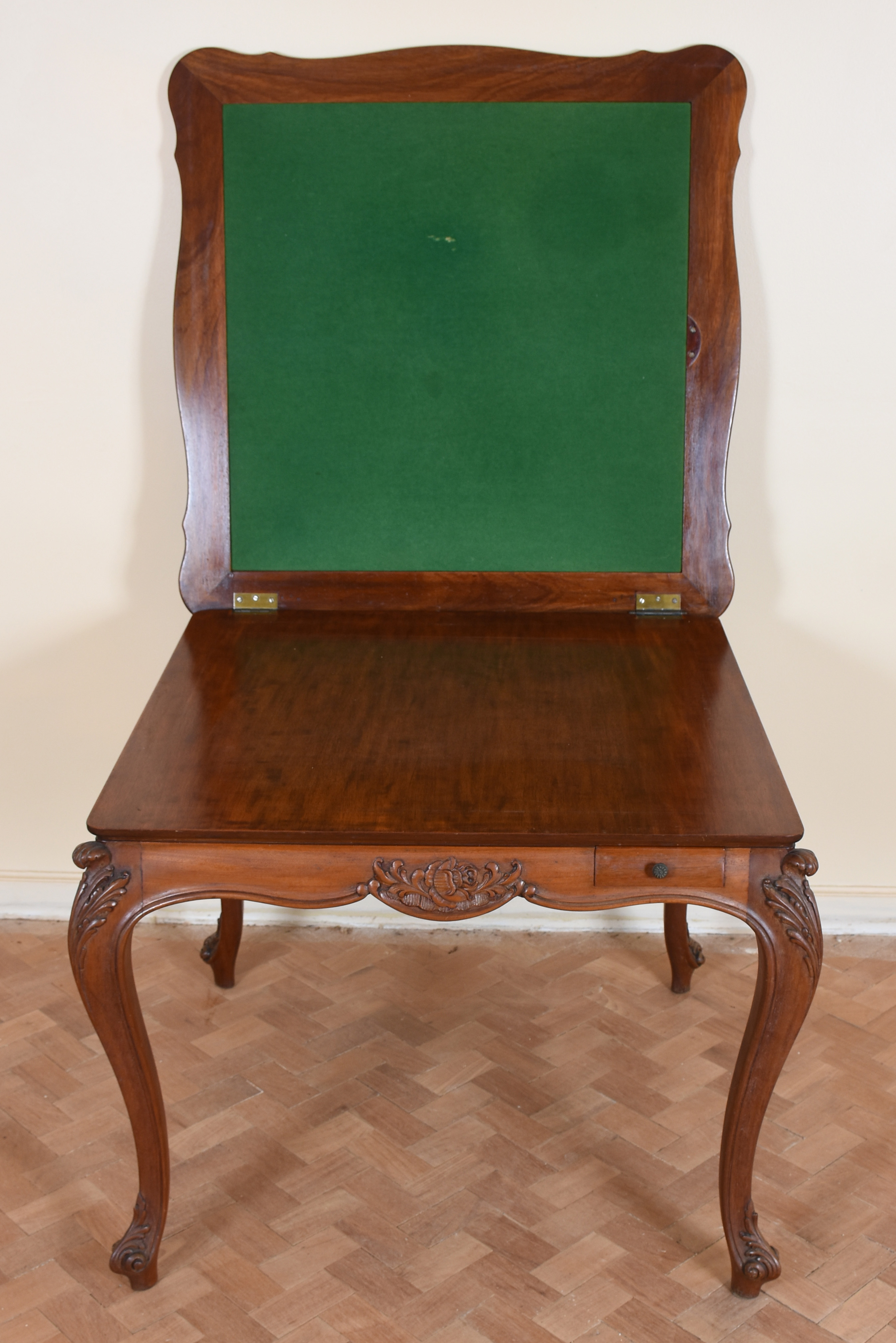 Mesa de jogo de madeira nobre, tampo articulado sendo de um lado... - foto 3 de 6