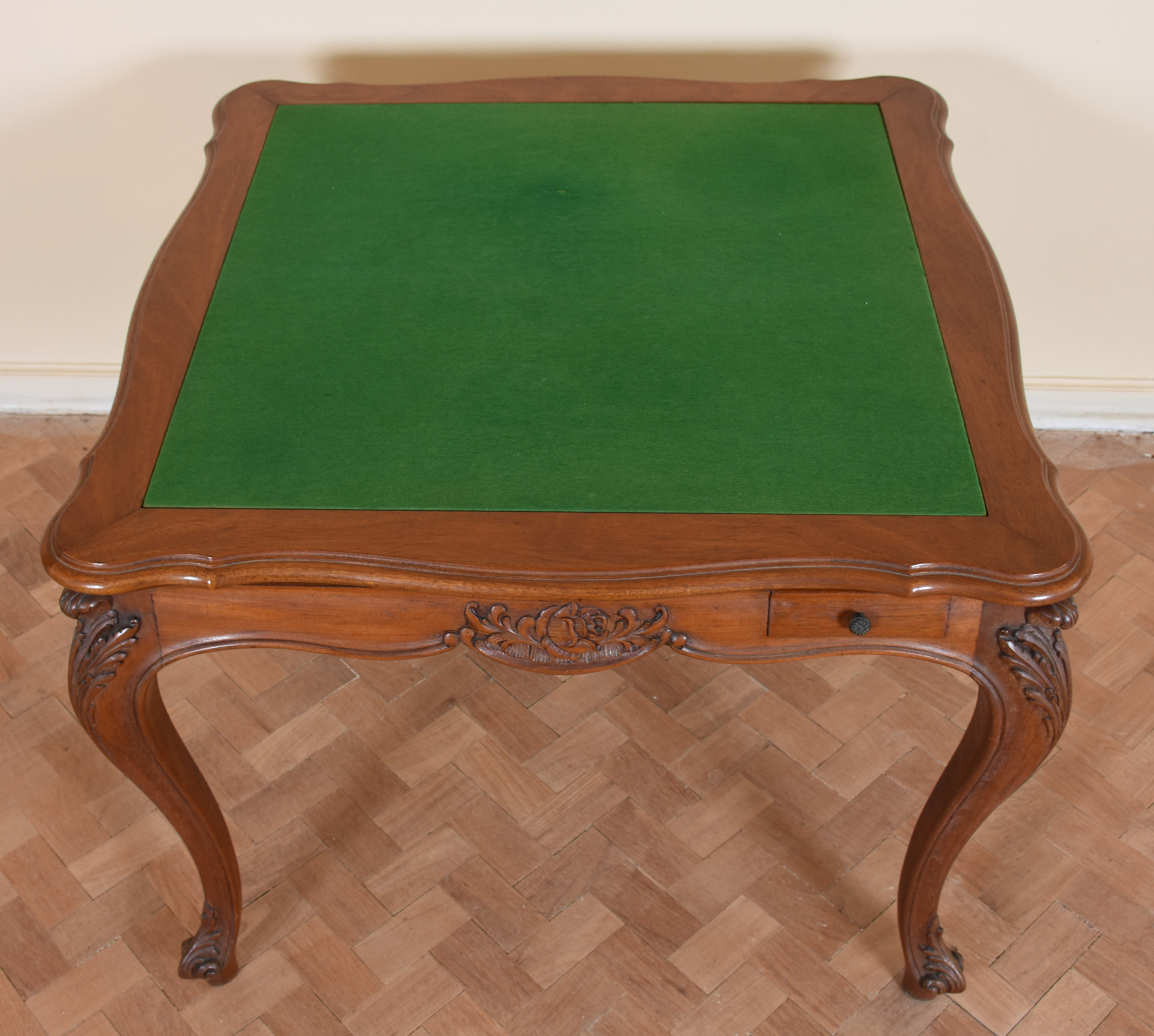 Mesa de jogo de madeira nobre, tampo articulado sendo de um lado... - foto 4 de 6