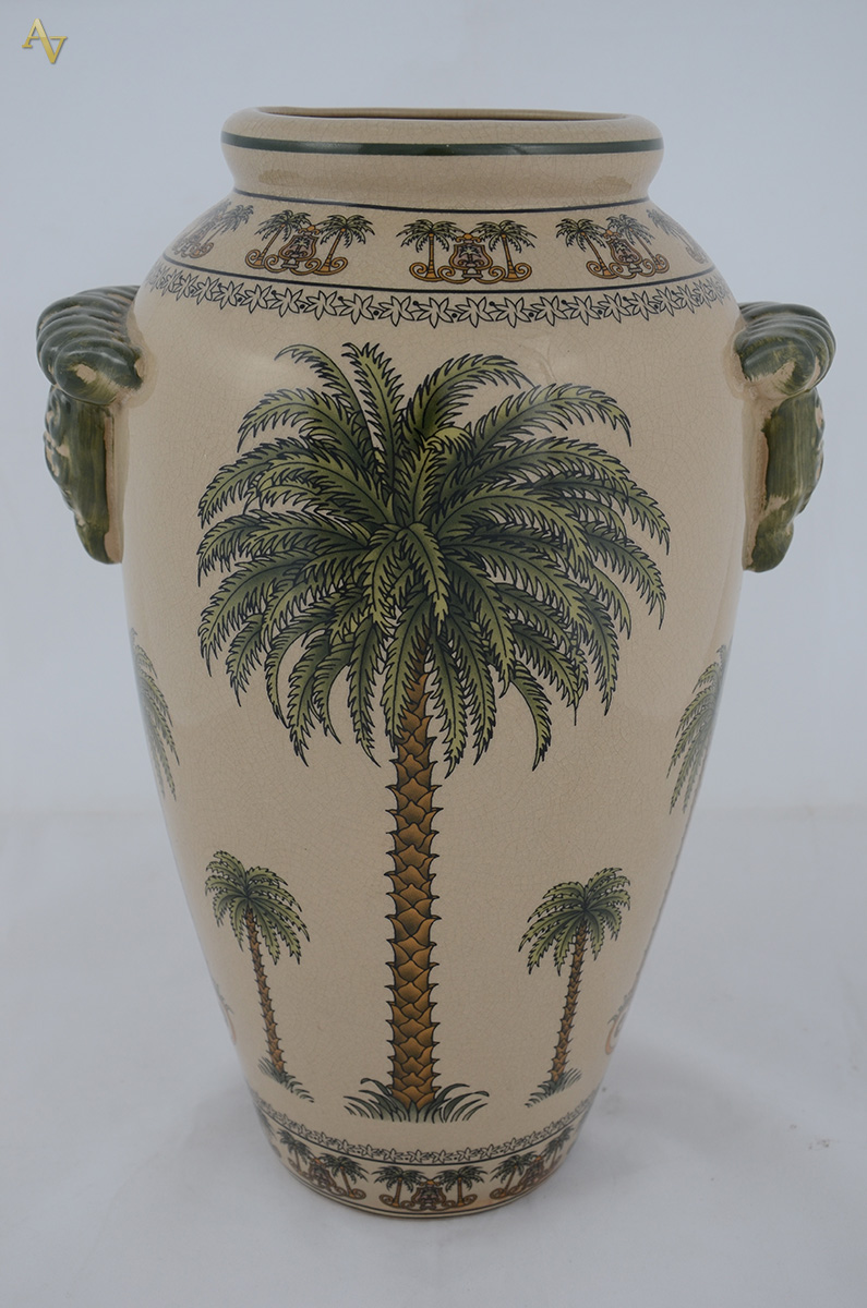Vaso de porcelana decorado com coqueiros em policromia. Altura 35 cm...