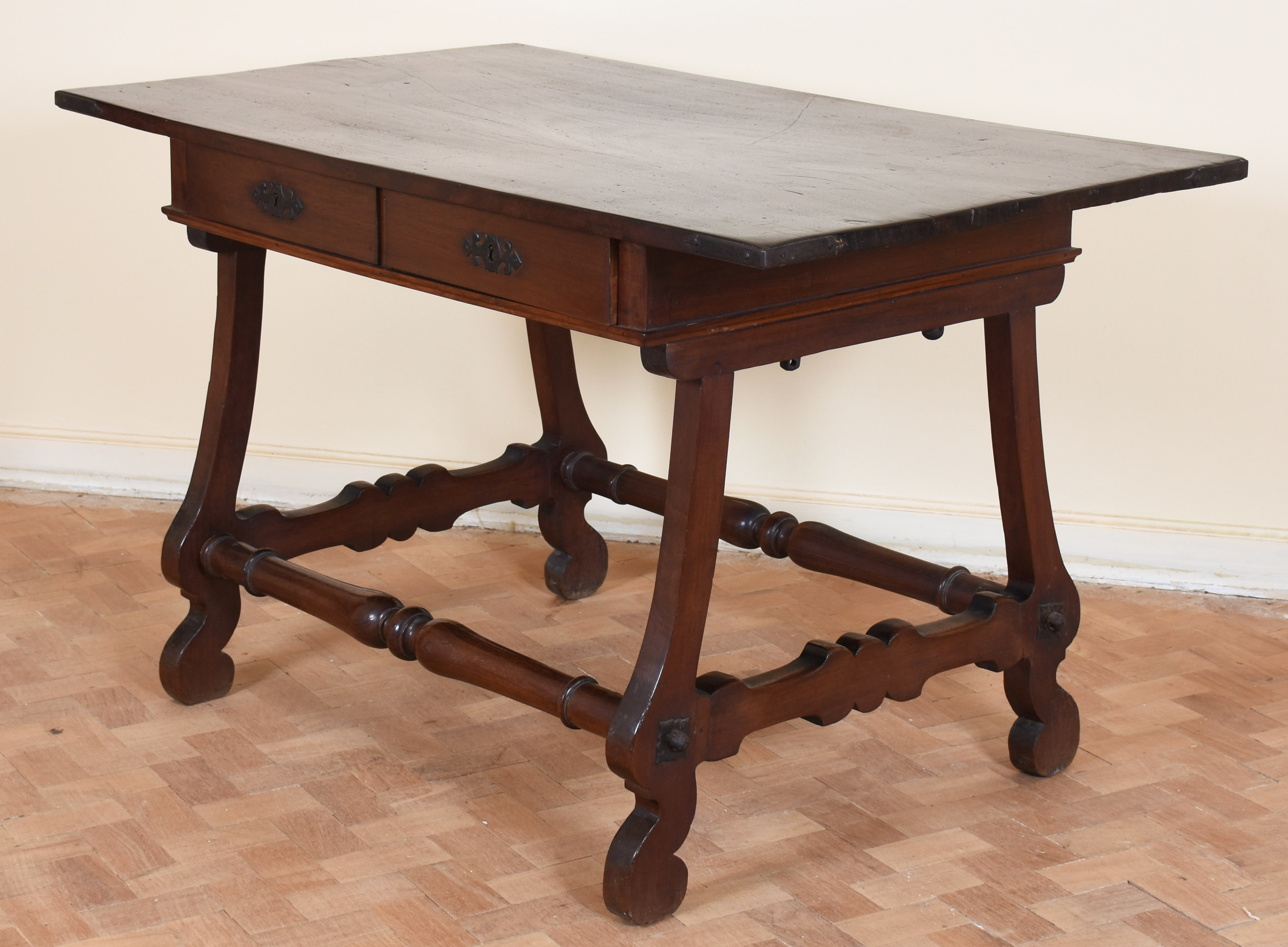 Mesa de escritório de madeira nobre, tampo retangular com duas... - foto 1 de 4
