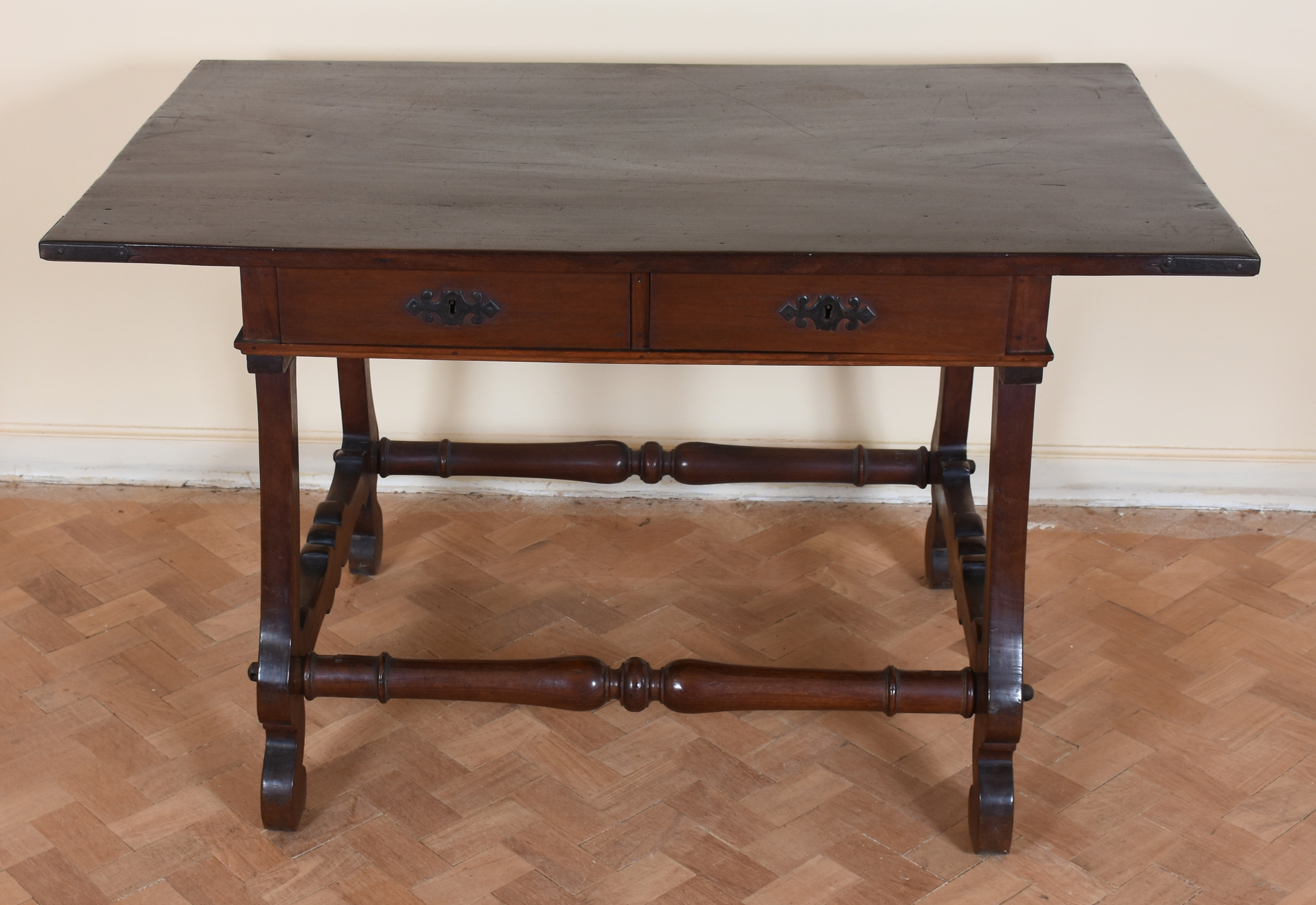 Mesa de escritório de madeira nobre, tampo retangular com duas... - foto 2 de 4