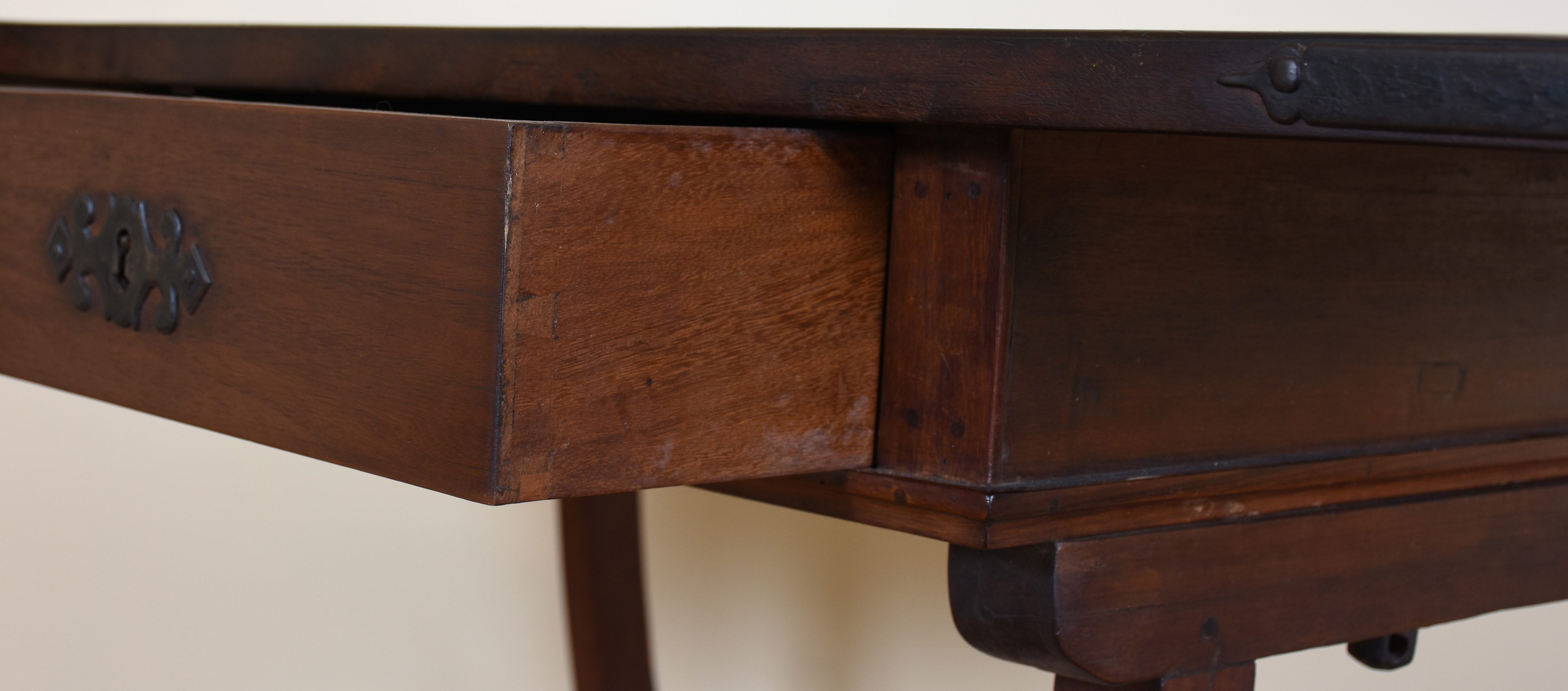 Mesa de escritório de madeira nobre, tampo retangular com duas... - foto 3 de 4