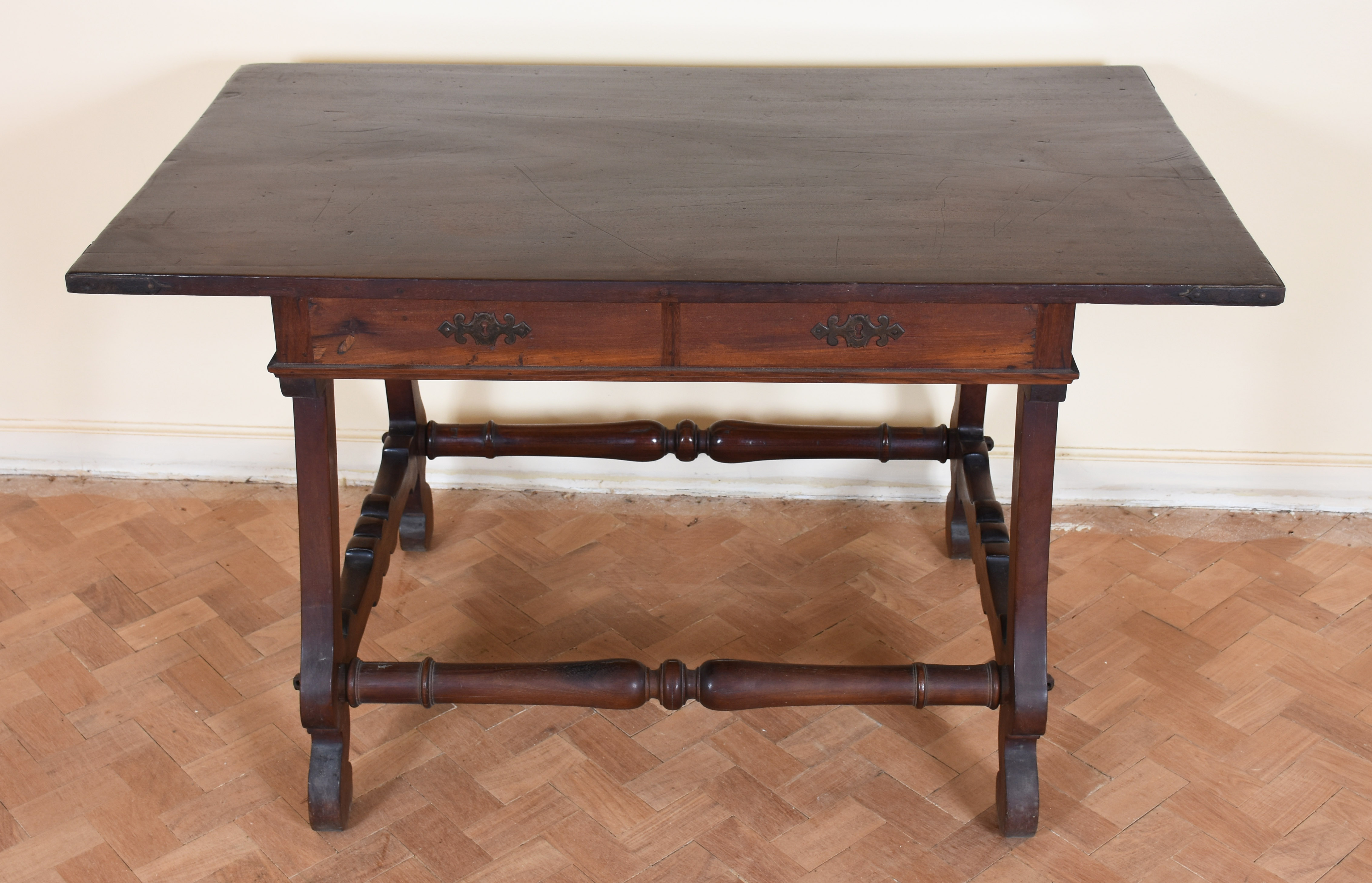Mesa de escritório de madeira nobre, tampo retangular com duas... - foto 4 de 4
